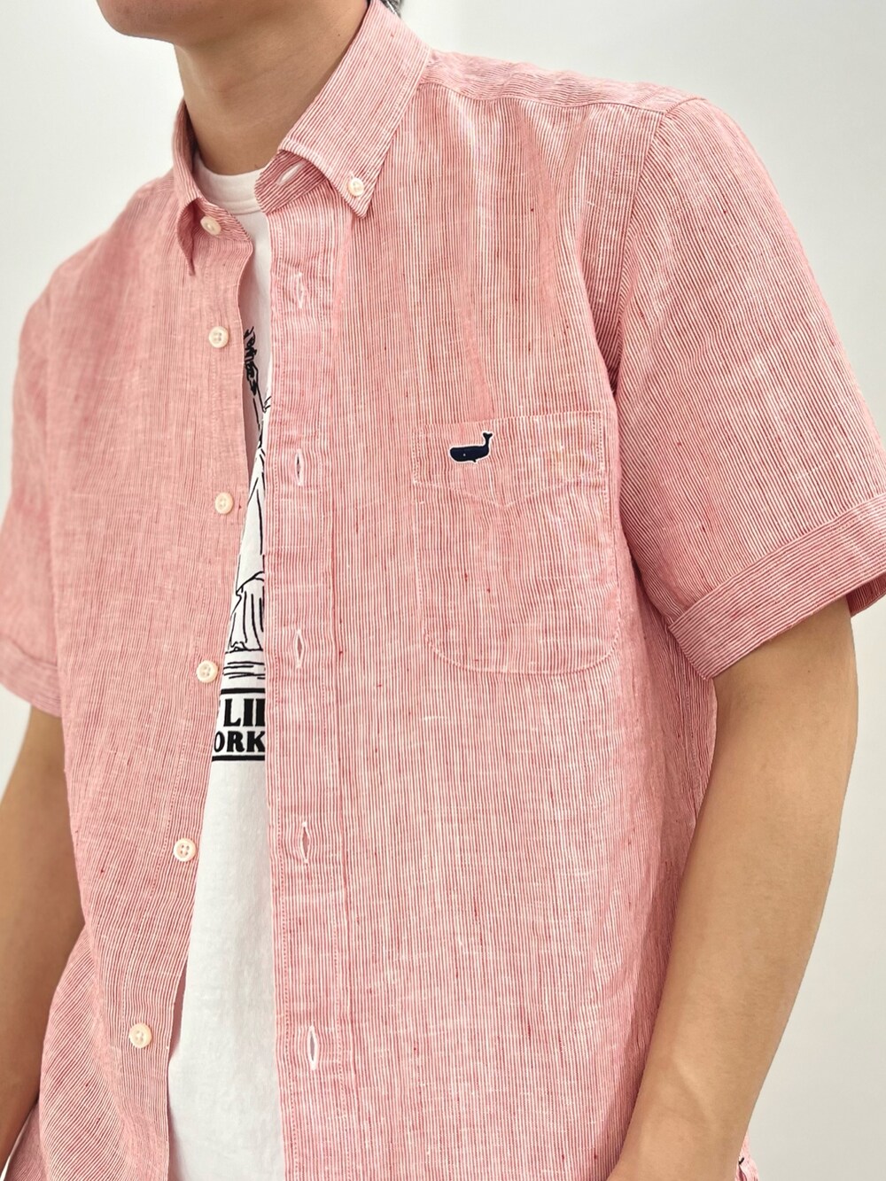 グレー系のチノパンツ、レッド系のシャツ/ブラウス、ホワイト系のTシャツ/カットソーを着用したメンズの夏コーディネートの5枚目の写真