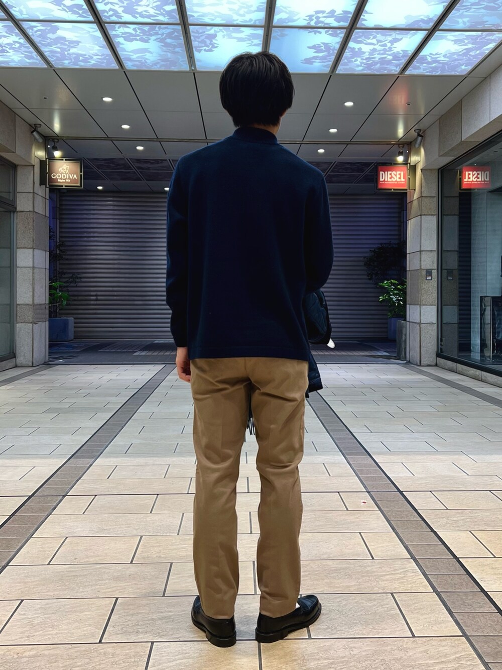 「きれいめカジュアル、冬コーデ、ニット、キルティング、休日スタイル、クリスマスに着たい服、大人カジュアル、カジュアルコーデ、今日のコーデ、秋冬コーデ、カジュアル、低身長、シンプルコーデ、大人コーデ、チノパン」｜「Stutostein Nolley'sのカシミヤ混 切替モックネックニット（ニット/セーター、ブルー系）」を使った、nishiokaさん（メンズ・169cm）の秋コーディネートの4枚目の写真
