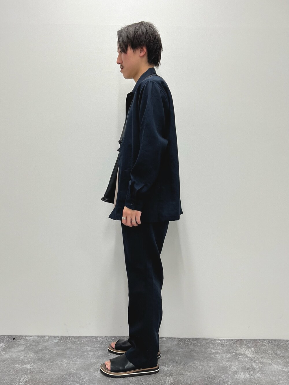 ブルー系のシャツ/ブラウス、ピンク系のTシャツ/カットソー、ブラック系のショルダーバッグを着用したメンズの春コーディネートの3枚目の写真