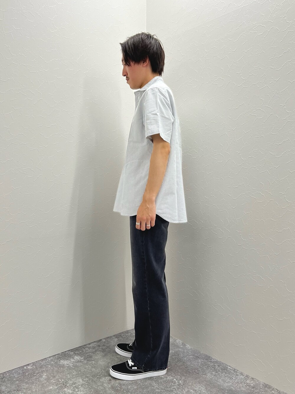 ブラック系のシャツ/ブラウス、グレー系のデニムパンツを着用したメンズの夏コーディネートの5枚目の写真