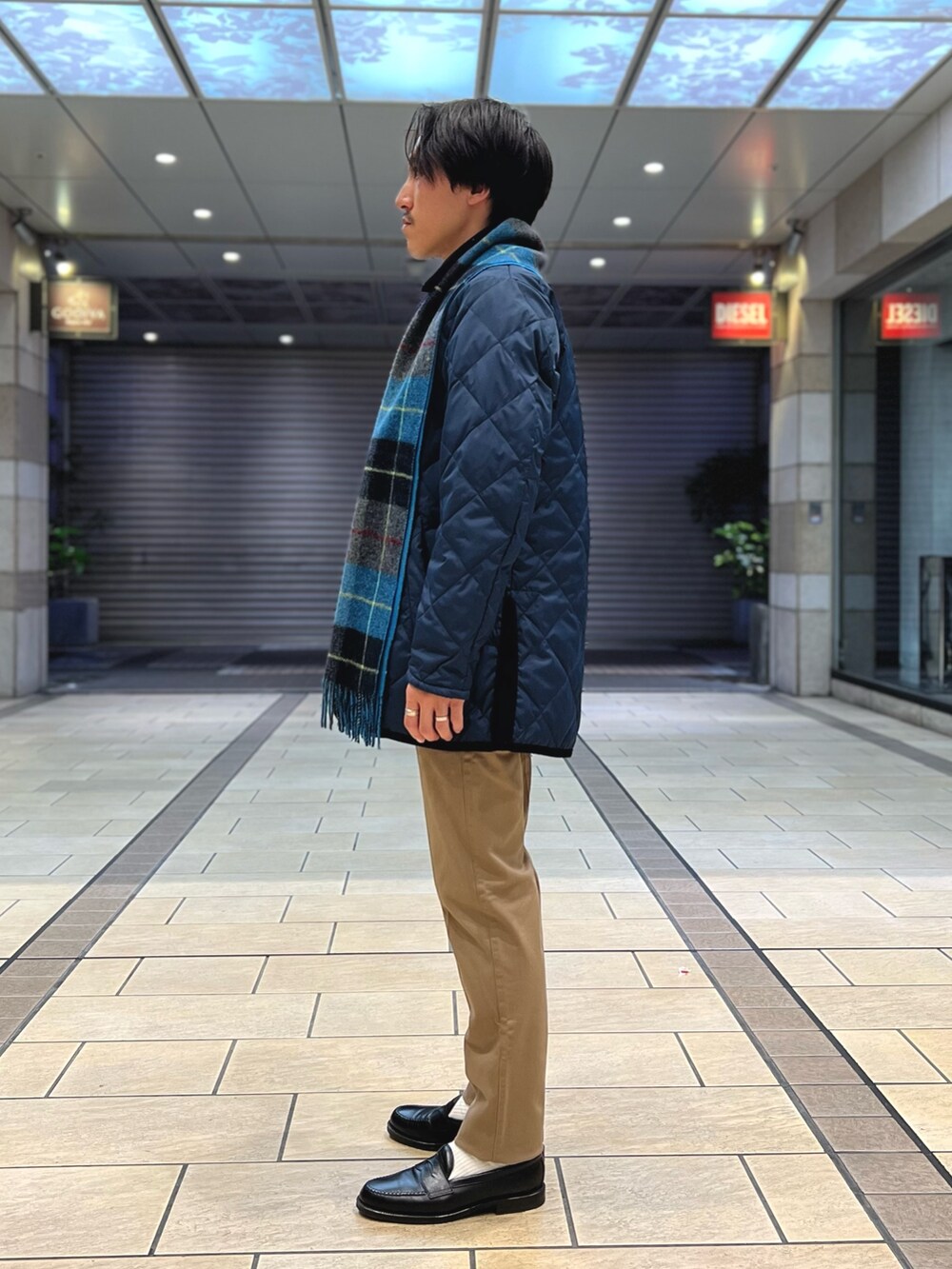 ブルー系のダウンジャケット/コート、ベージュ系のチノパンツ、ブルー系のニット/セーターを着用したメンズの冬コーディネートの3枚目の写真