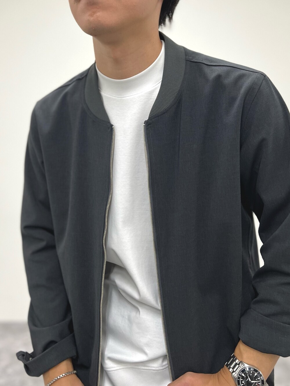 グレー系のブルゾン、ホワイト系のTシャツ/カットソー、グリーン系のその他パンツを着用したメンズの夏コーディネートの6枚目の写真