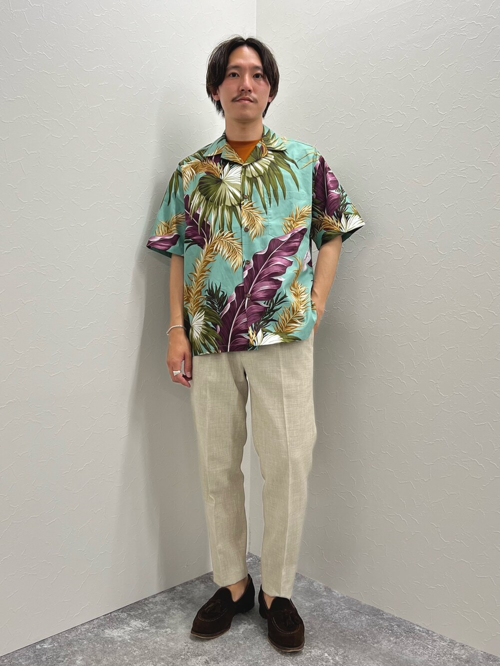 グリーン系のシャツ/ブラウス、オレンジ系のTシャツ/カットソー、ホワイト系のその他パンツを着用したメンズの夏コーディネートの4枚目の写真