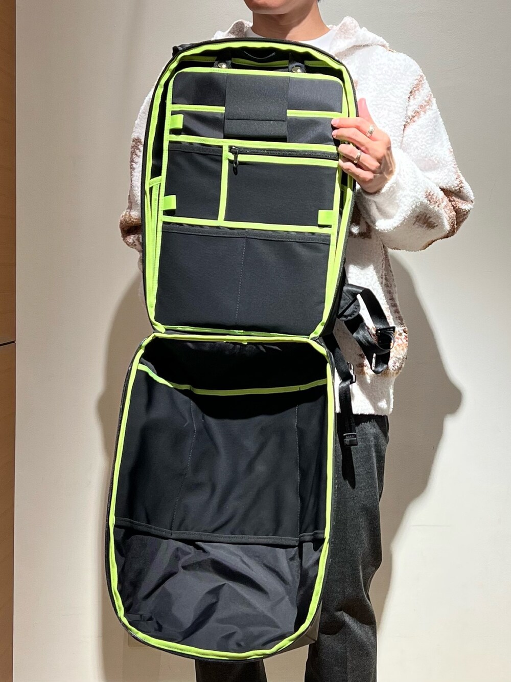 「パーカー、ロンT、休日スタイル、スニーカー、重ね着ベストシーズン、淡色コーデ、ストリート、ビッグシルエット、スウェット、秋服コーデ、カジュアル、スニーカーコーデ、PENDLETON、コンバース」|「CONVERSEの【CONVERSE/コンバース】ALL STAR US OX キャンバススニーカー(スニーカー、ホワイト系)」を使った、nishiokaさん(メンズ・169cm)の秋コーディネートの6枚目の写真