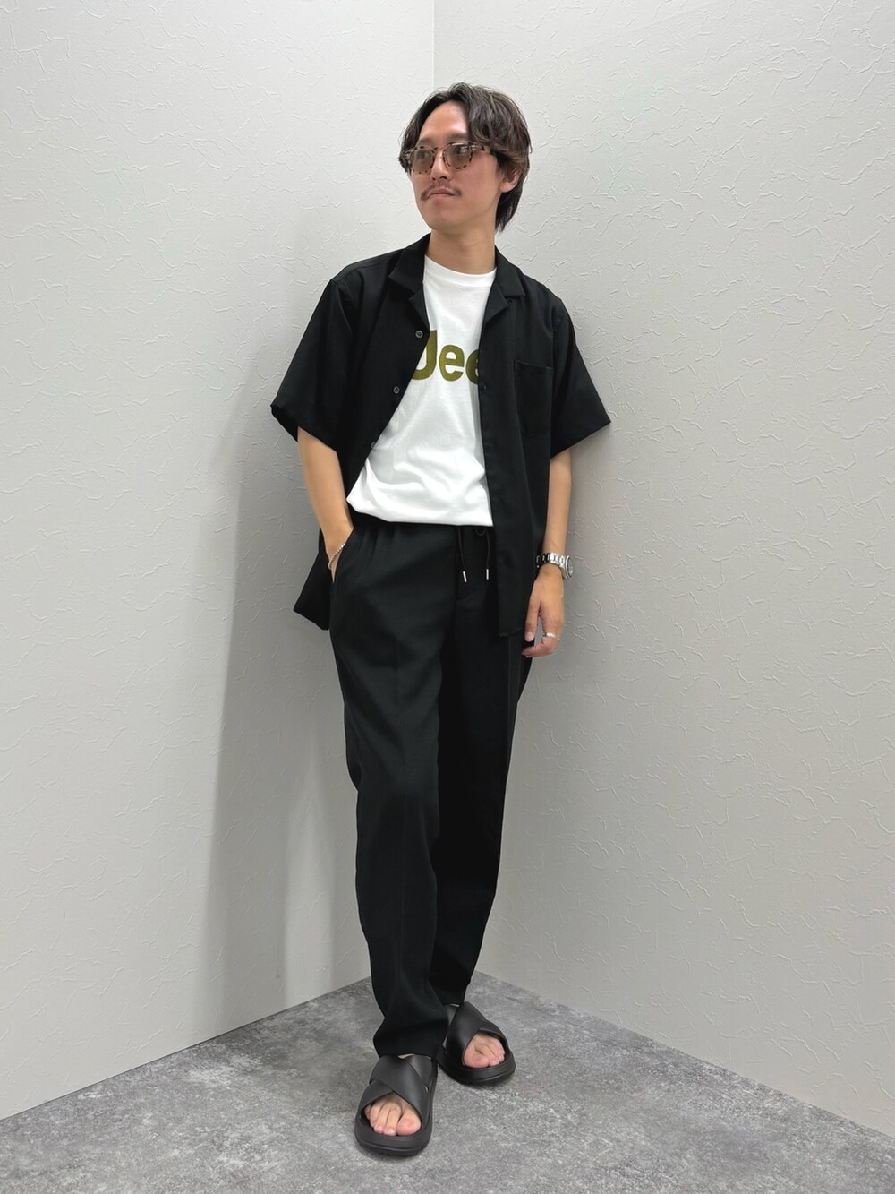 ホワイト系のTシャツ/カットソー、ブラック系のシャツ/ブラウス、ベージュ系のその他パンツを着用したメンズの夏コーディネートの3枚目の写真