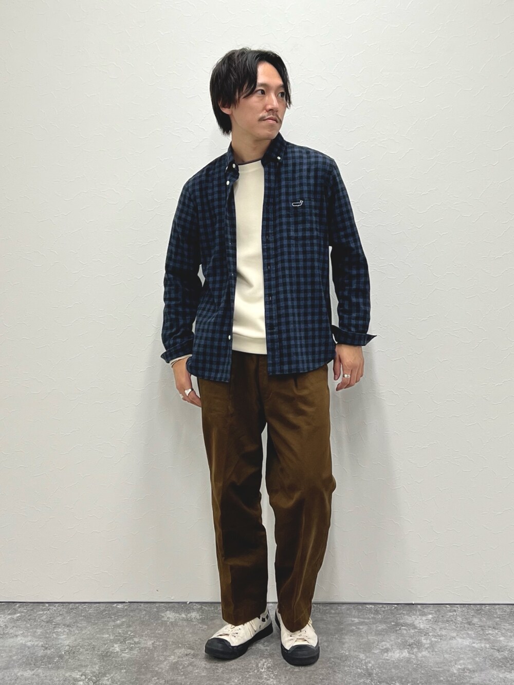 ブルー系のシャツ/ブラウス、ホワイト系のTシャツ/カットソー、ブラウン系のトートバッグを着用したメンズの秋コーディネートの3枚目の写真