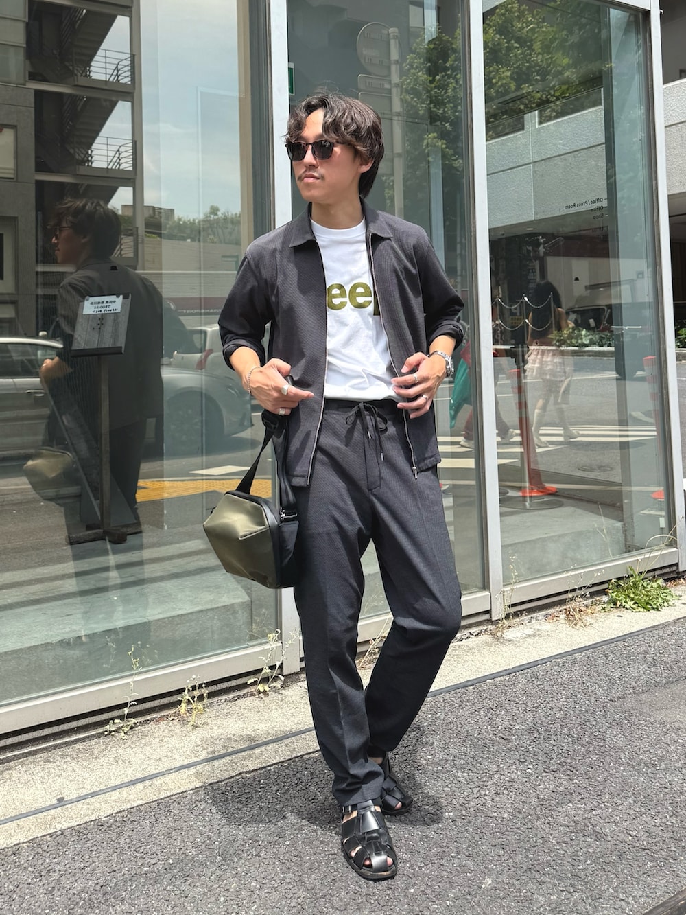 「レイヤードスタイル、サンダル、白Tシャツ、セットアップ、きれいめカジュアル、Tシャツ、夏コーデ、オトナカジュアル、休日スタイル、カジュアル、カジュアルコーデ、夏、サングラス、ショルダーバッグ、プリントT」|「NOLLEY’Sの【Primeflex】《速乾/ストレッチ》ジップシャツブルゾン 25SS(ブルゾン、グレー系)」を使った、nishiokaさん(メンズ・169cm)の夏コーディネートの2枚目の写真