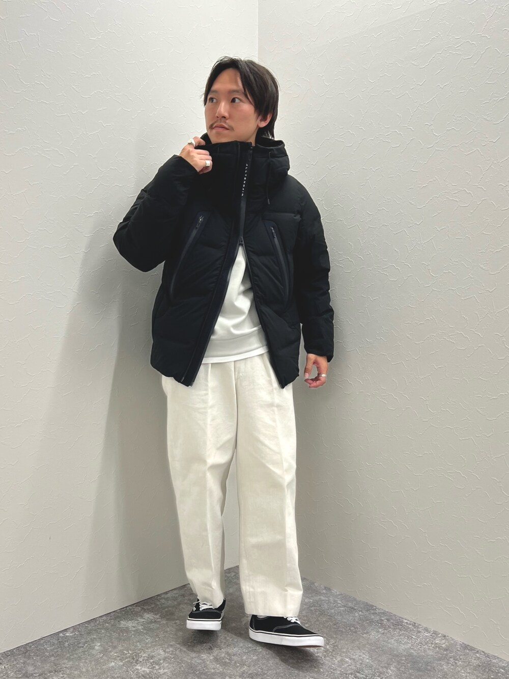 ブラック系のダウンジャケット/コート、グレー系のTシャツ/カットソーを着用したメンズの秋コーディネートの3枚目の写真