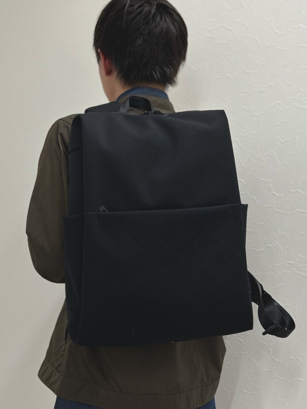 ブラウン系のシャツ/ブラウス、ブルー系のシャツ/ブラウス、グレー系のその他パンツを着用したメンズの冬コーディネートの7枚目の写真