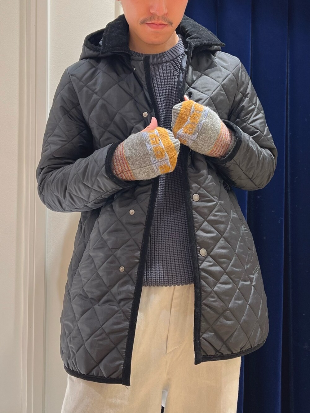 「冬アウター、休日スタイル、お出かけコーデ、ブーツ、きれいめカジュアル、レイヤードスタイル、冬コーデ、シンプルコーデ、大人カジュアル、ブルゾン、キルティング、秋冬コーデ、ファッションを楽しもう、冬、カジュアルコーデ」｜「Traditional Weatherwearの【Traditional WeatherWear/トラディショナルウェザーウェア】別注DERBY HOOD WITH DOT BUTTON（ステンカラーコート、ブラック系）」を使った、nishiokaさん（メンズ・169cm）の冬コーディネートの6枚目の写真