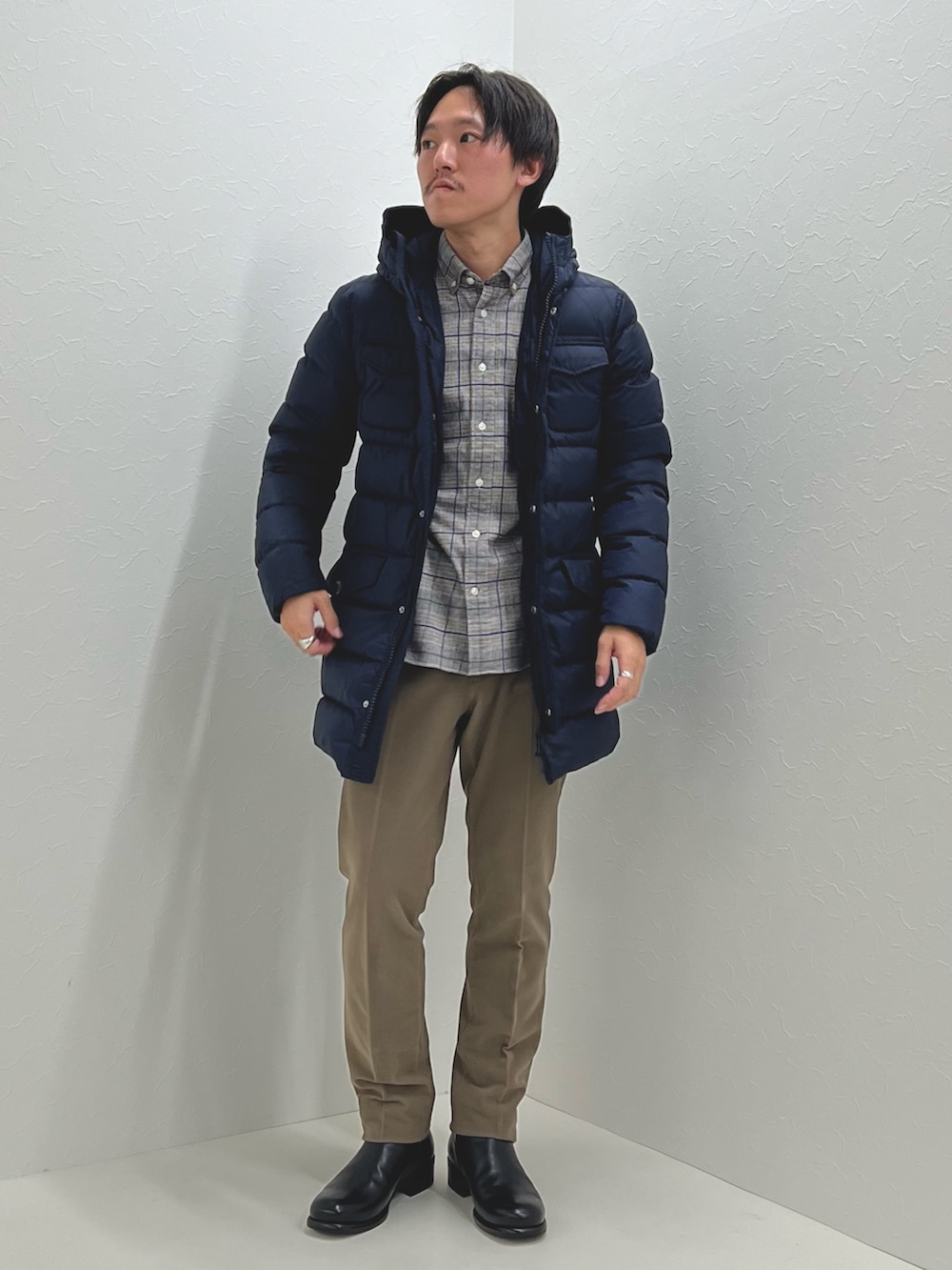 ブルー系のダウンジャケット/コート、グレー系のシャツ/ブラウス、ベージュ系のその他パンツを着用したメンズの秋コーディネートの2枚目の写真