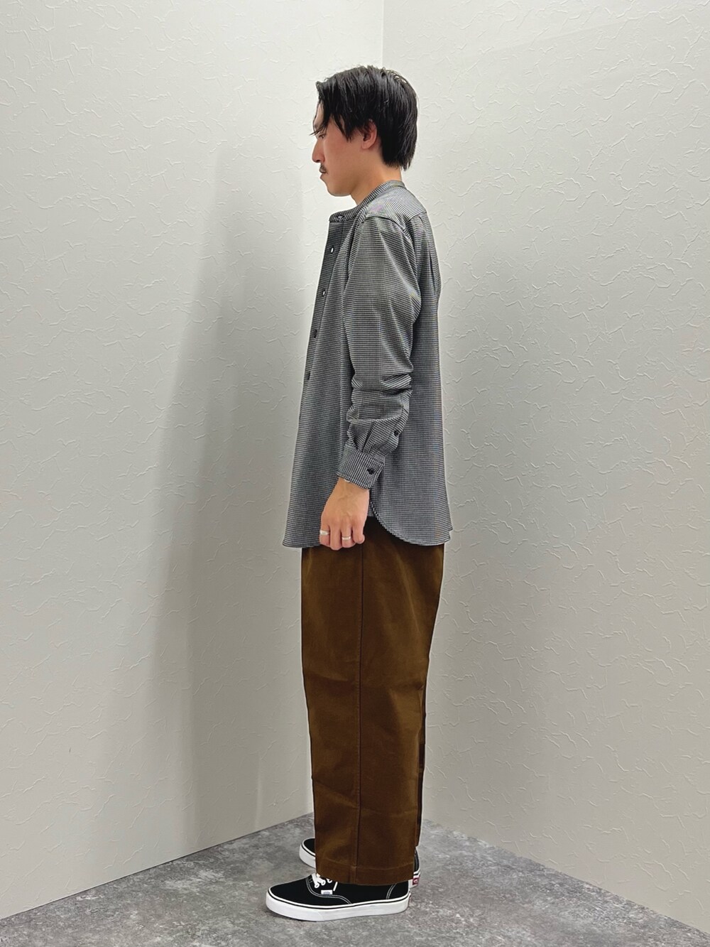 ホワイト系のシャツ/ブラウス、ホワイト系のTシャツ/カットソー、ブラック系のスニーカーを着用したメンズの秋コーディネートの6枚目の写真