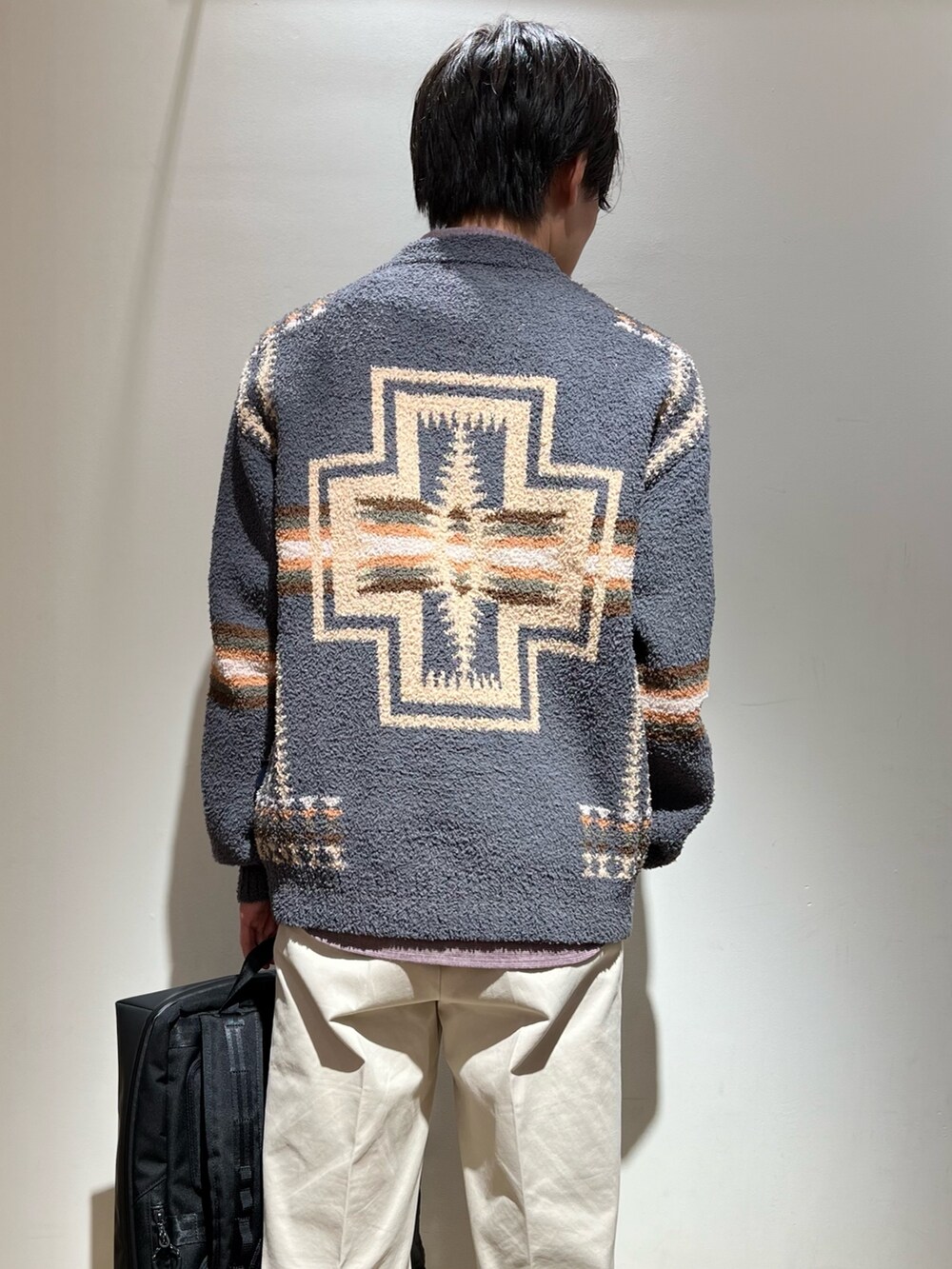 グレー系のスウェット、レッド系のシャツ/ブラウス、ブラック系のバックパック/リュックを着用したメンズの秋コーディネートの5枚目の写真