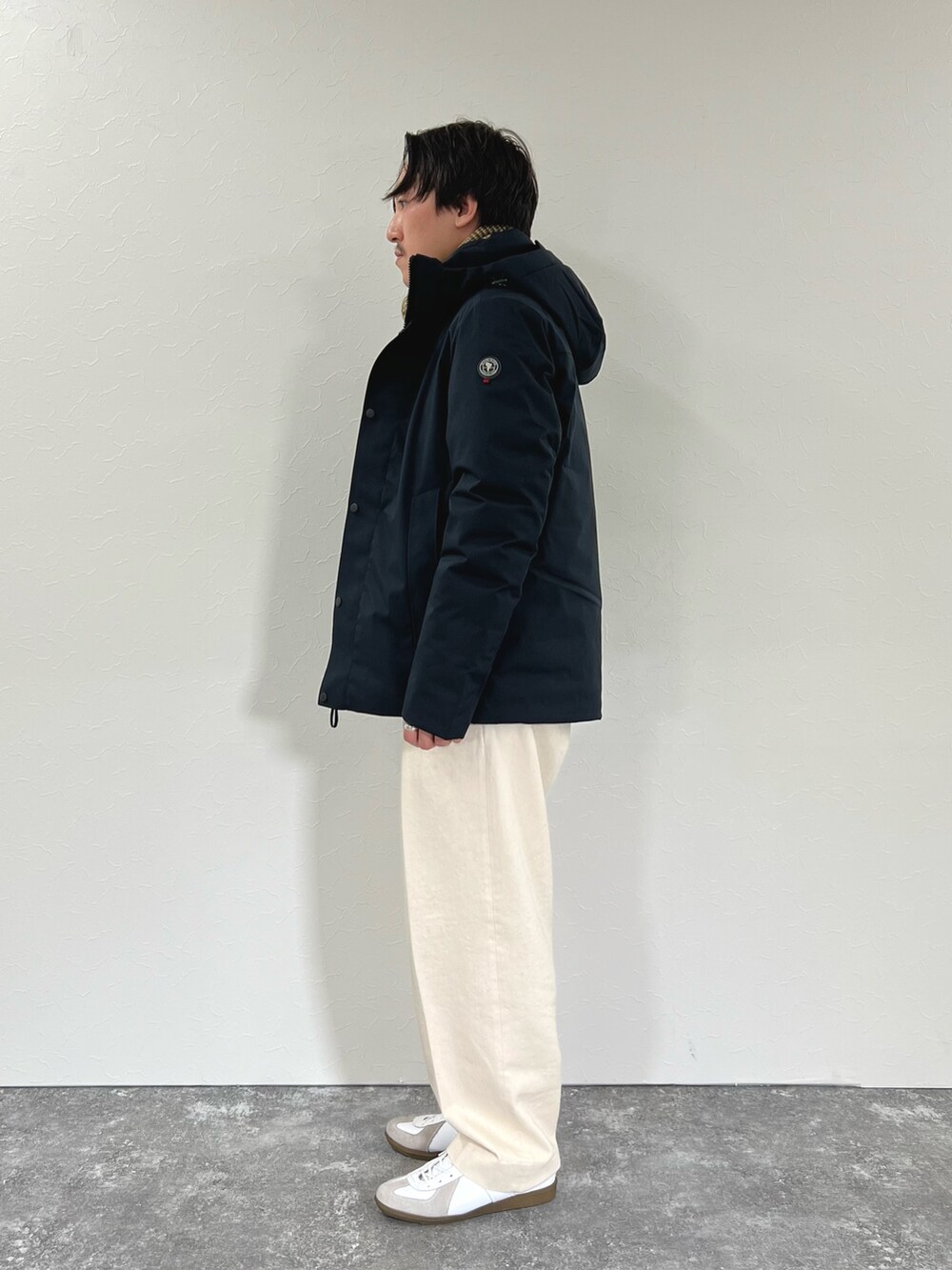 ブラック系のダウンジャケット/コート、ブルー系のシャツ/ブラウス、イエロー系のマフラーを着用したメンズの冬コーディネートの4枚目の写真