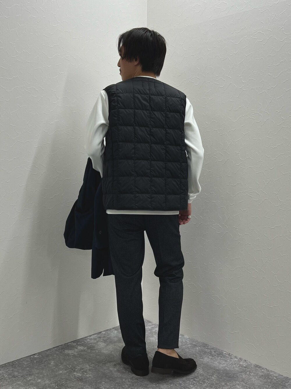 ブルー系のその他アウター、ホワイト系のTシャツ/カットソー、ブルー系のその他パンツを着用したメンズの秋コーディネートの4枚目の写真