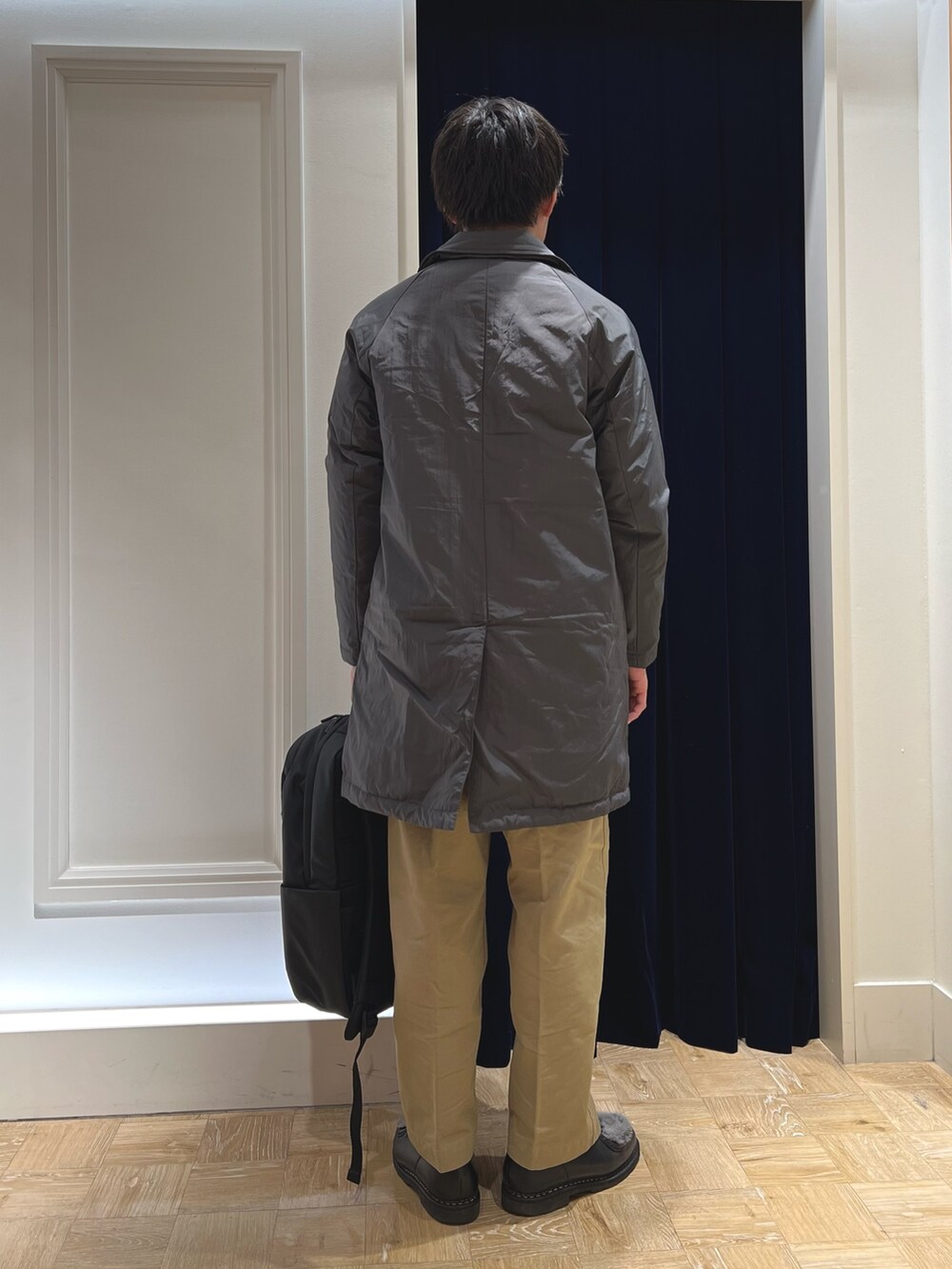 グレー系のダウンジャケット/コート、ブラック系のシャツ/ブラウス、レッド系のニット/セーターを着用したメンズの冬コーディネートの4枚目の写真