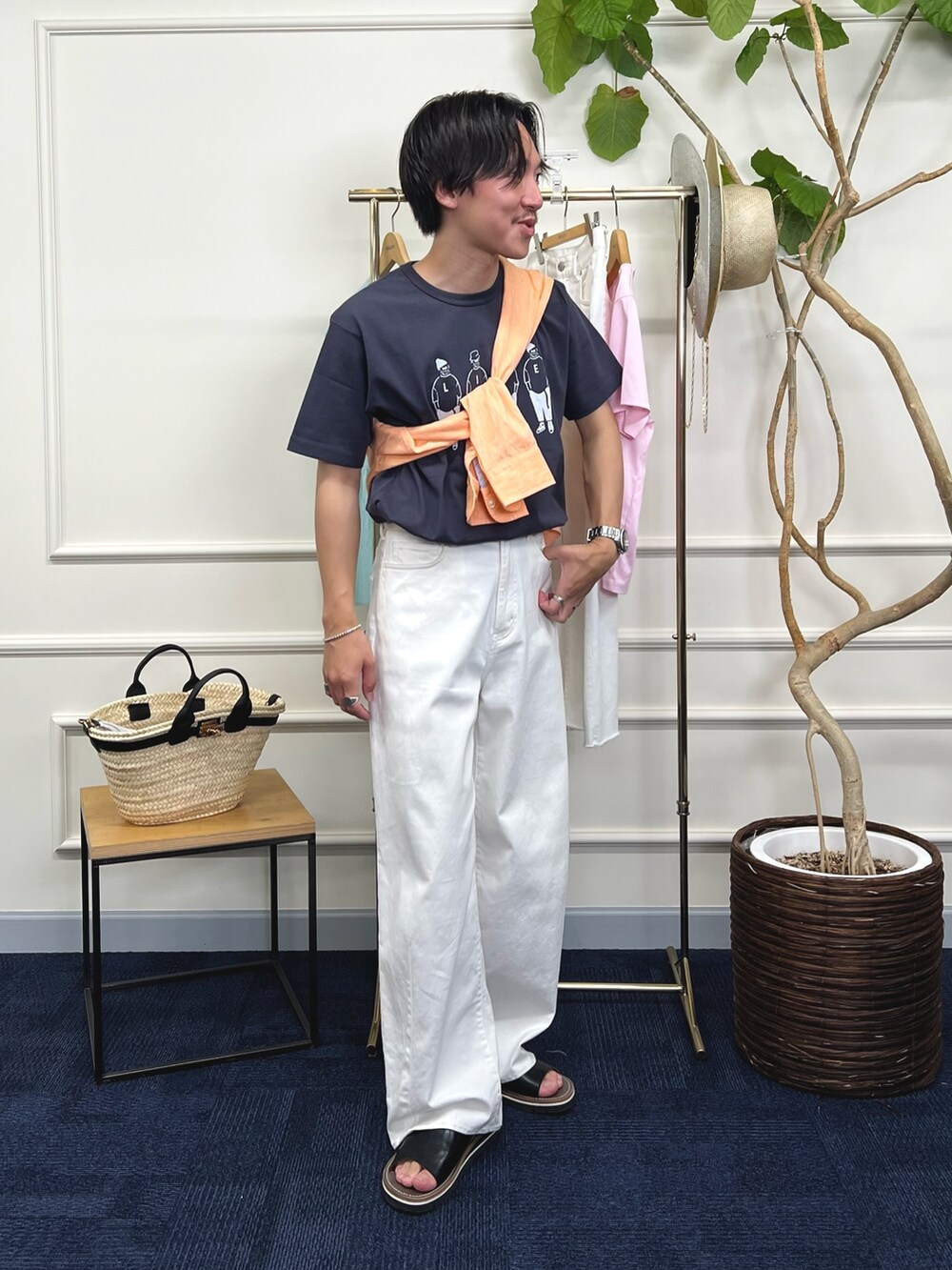 グレー系のTシャツ/カットソー、オレンジ系のシャツ/ブラウス、ホワイト系のデニムパンツを着用したメンズの夏コーディネートの2枚目の写真