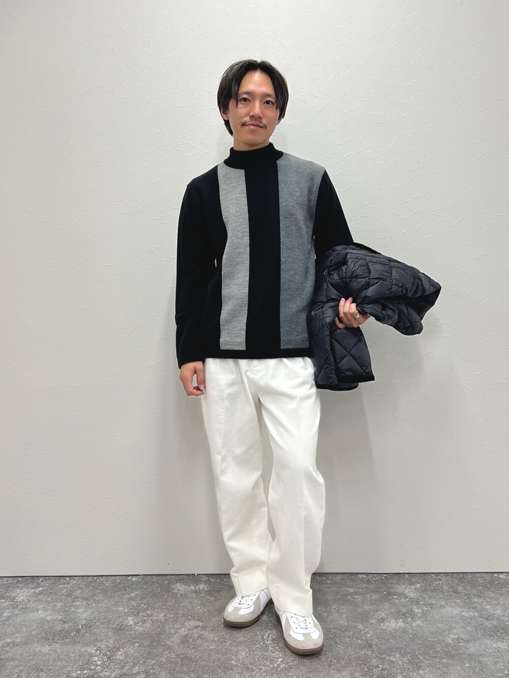 ブラック系のニット/セーター、ブラック系のダウンジャケット/コートを着用したメンズの冬コーディネートの4枚目の写真