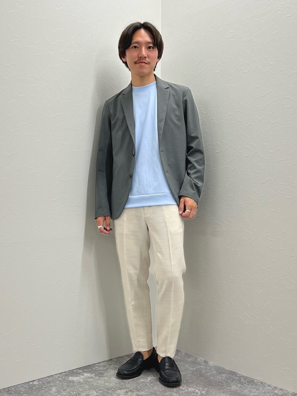 グレー系のテーラードジャケット、ブルー系のTシャツ/カットソー、ホワイト系のその他パンツを着用したメンズの夏コーディネートの2枚目の写真
