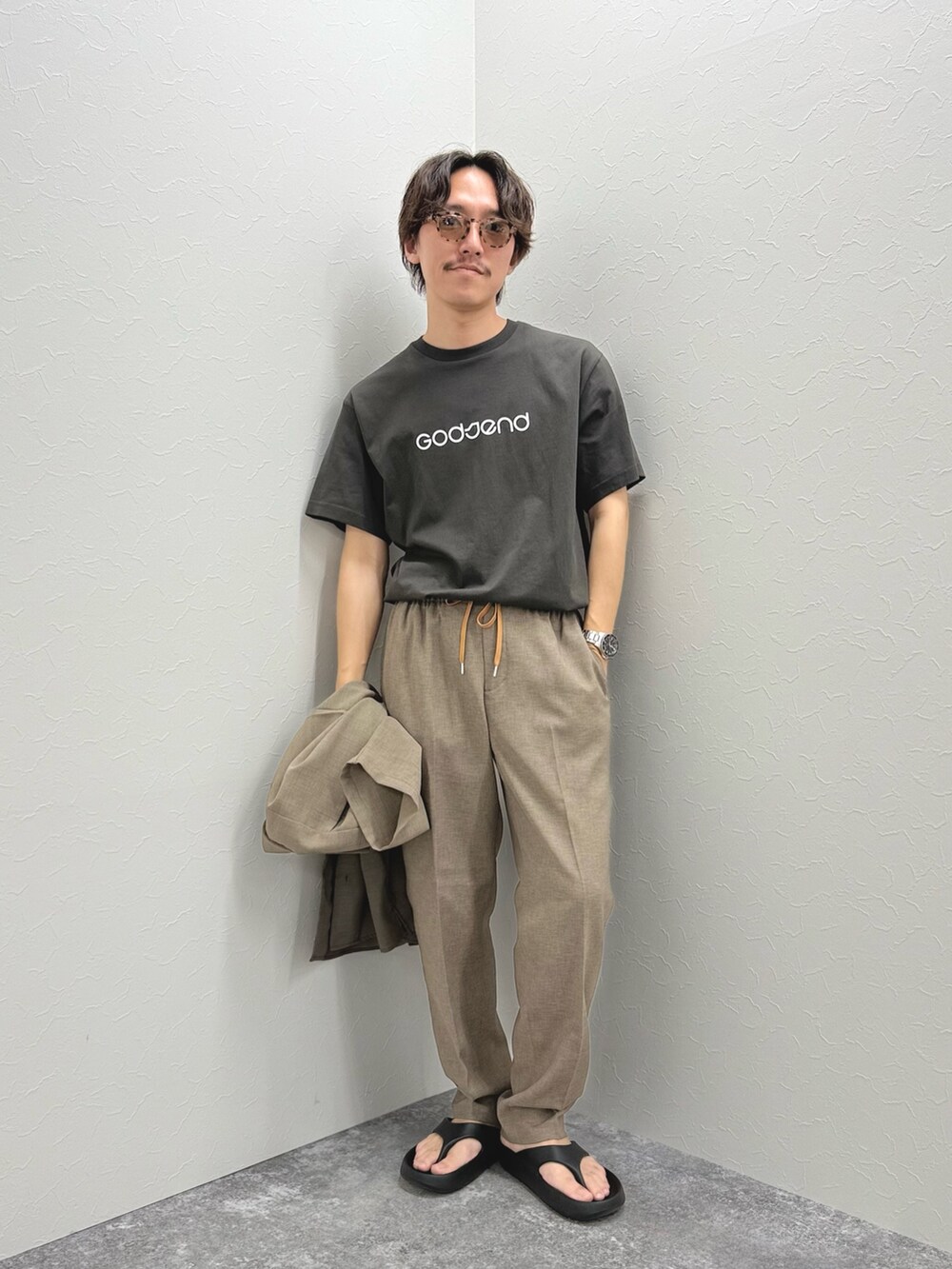 ベージュ系のシャツ/ブラウス、グレー系のTシャツ/カットソー、ベージュ系のその他パンツを着用したメンズの夏コーディネートの3枚目の写真