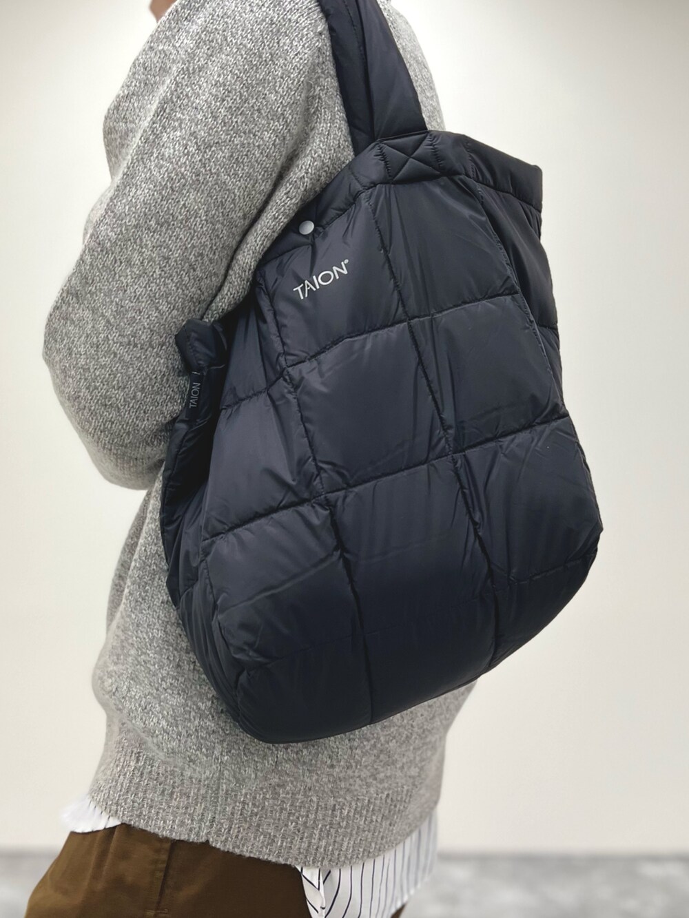 ホワイト系のシャツ/ブラウス、グレー系のニット/セーター、ブラック系のトートバッグを着用したメンズの秋コーディネートの7枚目の写真