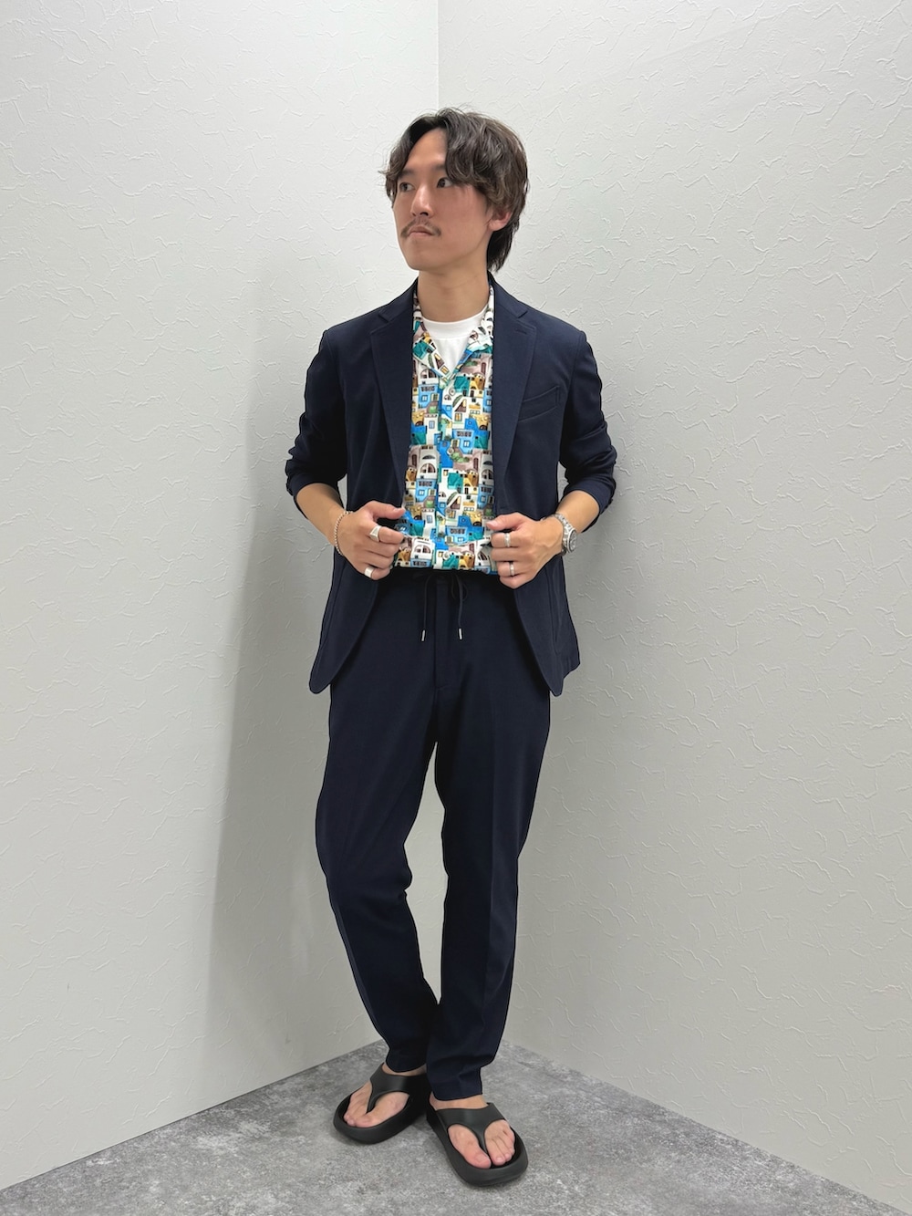 「柄シャツ、レイヤードスタイル、サンダル、白Tシャツ、セットアップ、きれいめカジュアル、Tシャツ、夏コーデ、オトナカジュアル、ジャケット、カジュアル、カジュアルコーデ、おしゃれさんと繋がりたい、セットアップスタイル」｜「NOLLEY’Sの【DotAir/ドットエア】《吸水速乾》総柄シャツ 25SS（シャツ/ブラウス、ブルー系）」を使った、nishiokaさん（メンズ・169cm）の夏コーディネートの3枚目の写真