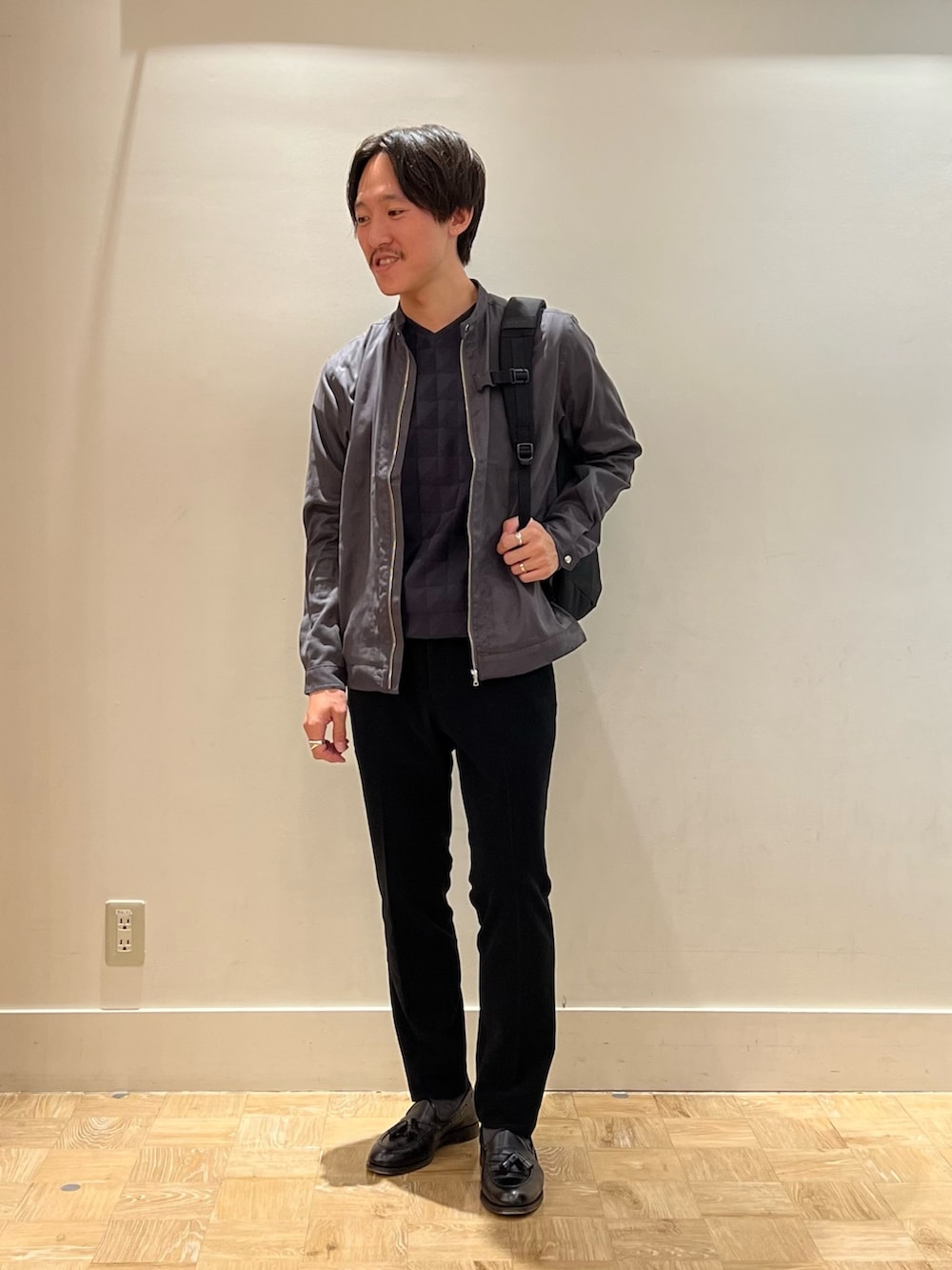 グレー系のシャツ/ブラウス、グレー系のTシャツ/カットソー、ブラック系のその他パンツを着用したメンズの秋コーディネートの3枚目の写真