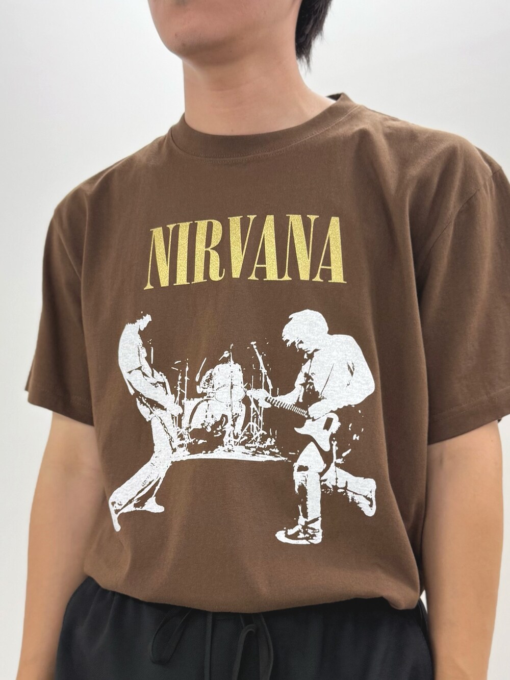 ブラウン系のTシャツ/カットソー、ブラック系のその他パンツ、ブラック系のサンダルを着用したメンズの夏コーディネートの6枚目の写真