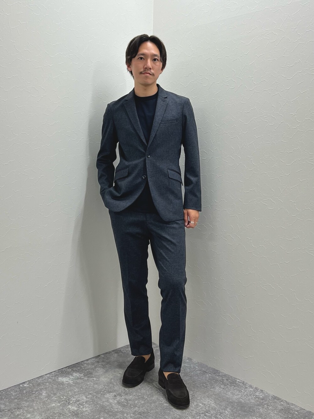 ブルー系のテーラードジャケット、ブルー系のTシャツ/カットソー、ブルー系のその他パンツを着用したメンズの秋コーディネートの2枚目の写真