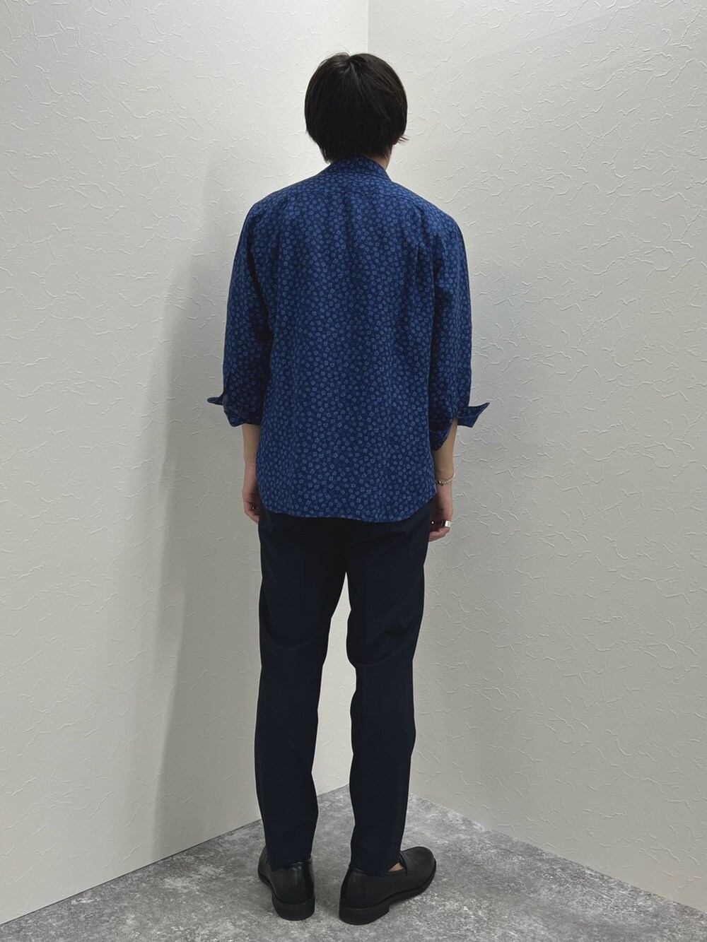 ブルー系のシャツ/ブラウス、ホワイト系のTシャツ/カットソー、ブルー系のその他パンツを着用したメンズの夏コーディネートの6枚目の写真