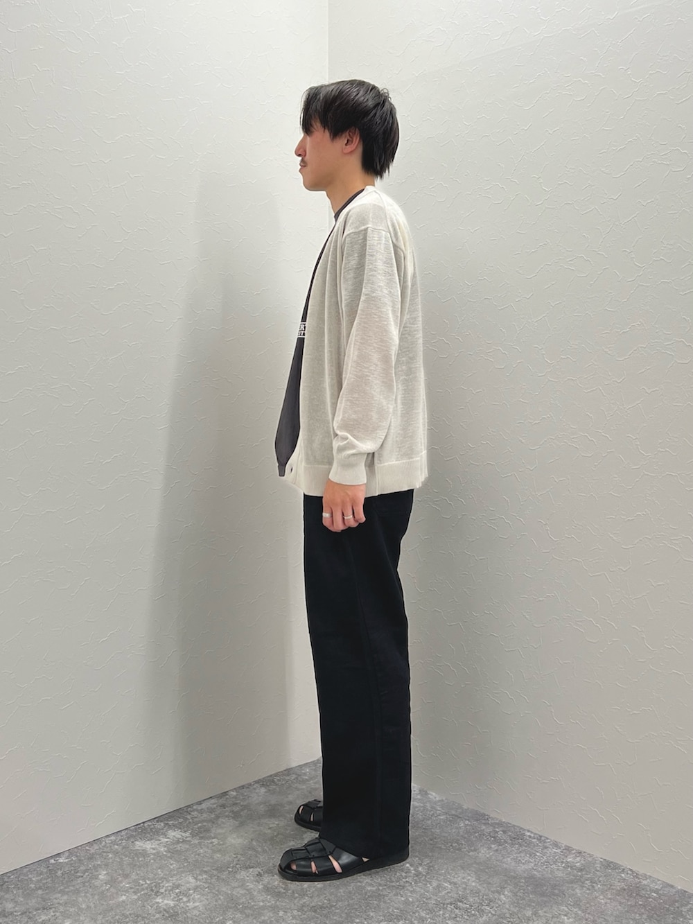 ベージュ系のカーディガン/ボレロ、グレー系のTシャツ/カットソー、ブラック系のサンダルを着用したメンズの春コーディネートの5枚目の写真