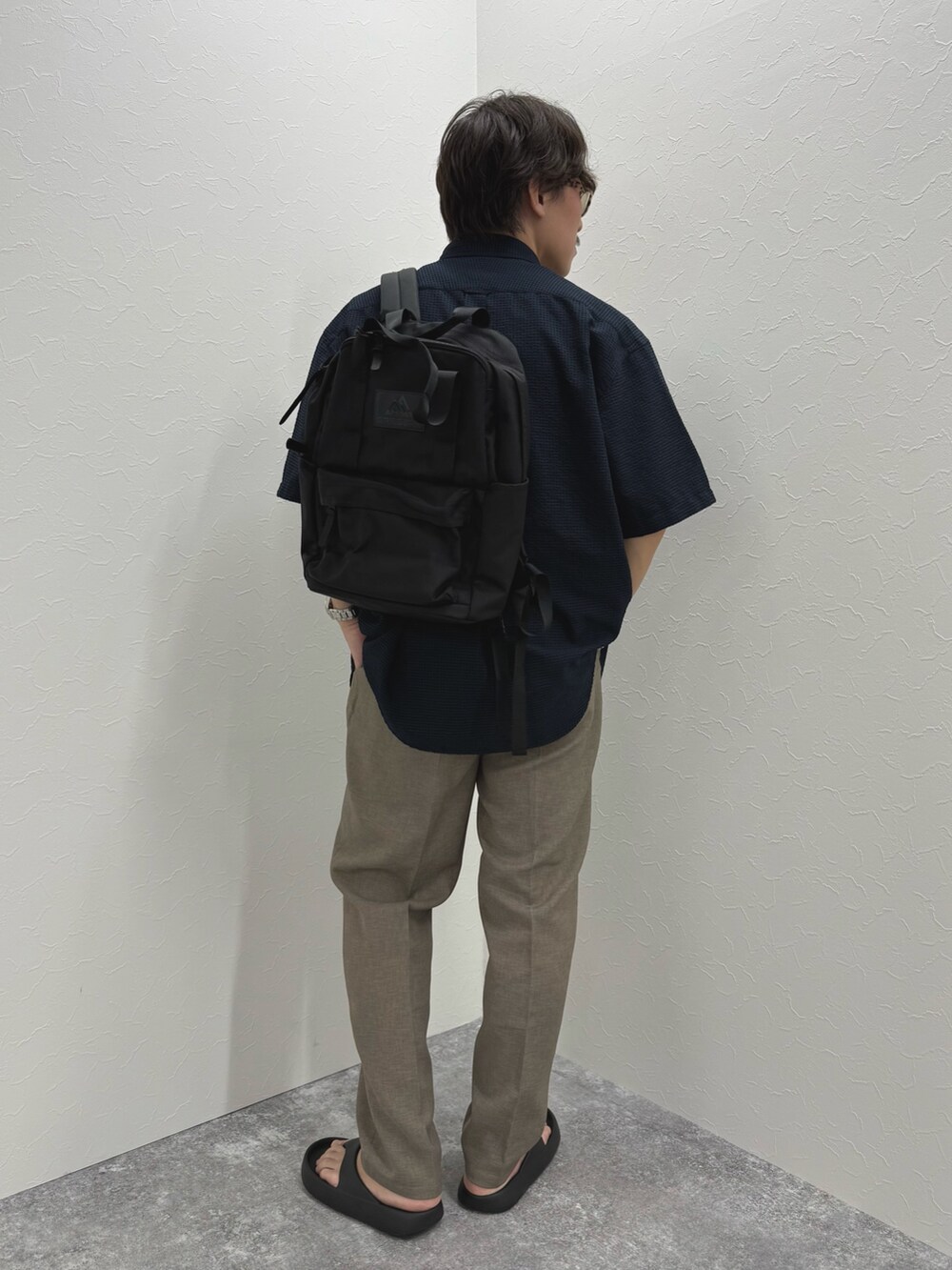 ブルー系のシャツ/ブラウス、グレー系のTシャツ/カットソー、ベージュ系のその他パンツを着用したメンズの夏コーディネートの6枚目の写真