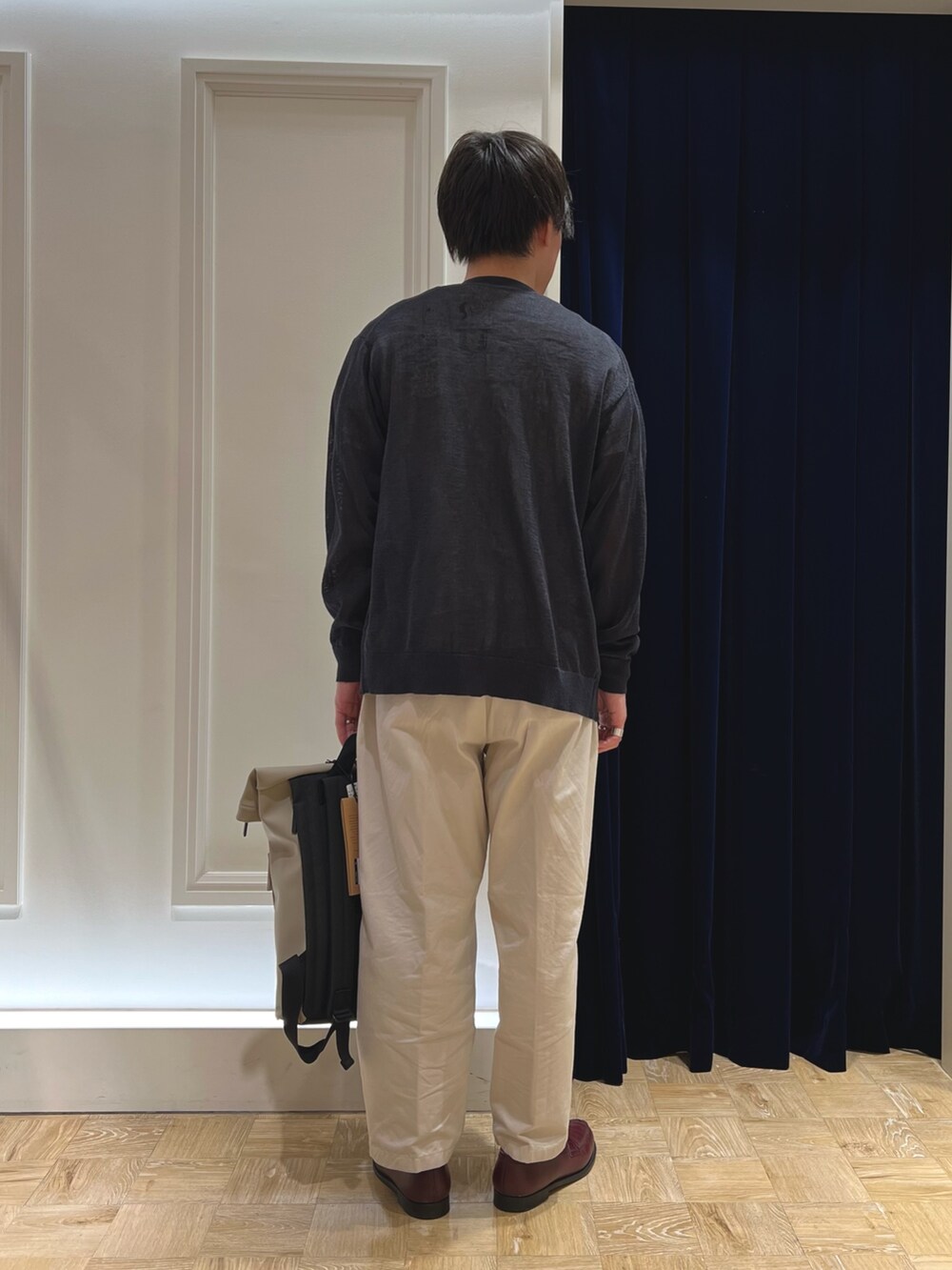 ホワイト系のTシャツ/カットソー、ブルー系のカーディガン/ボレロ、ホワイト系のバックパック/リュックを着用したメンズの春コーディネートの5枚目の写真