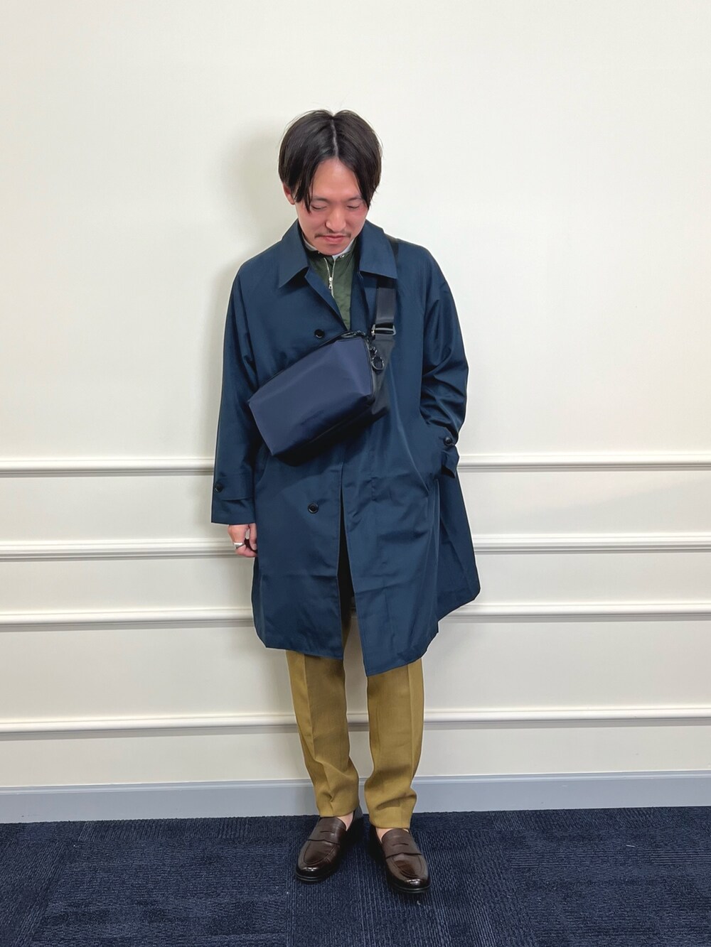 「カラーパンツ、デートコーデ、スポーツミックス、春コーデ、ローファー、春服みてみて、レイヤードスタイル、お出かけコーデ、シンプルコーデ、春アウター、大人カジュアル、カジュアルコーデ、春、春服、ナイロンジャケット」|「TAIONの【TAION/タイオン】《限定展開 / ビジカジ対応》別注NON DOWN BAL COLLAR COAT ステンカラー バルカラーコート(ステンカラーコート、ブルー系)」を使った、nishiokaさん(メンズ・169cm)の春コーディネートの2枚目の写真