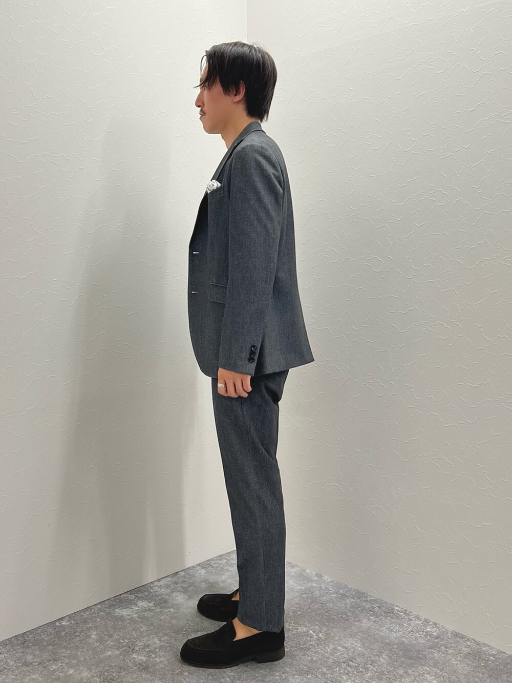 グレー系のテーラードジャケット、ホワイト系のTシャツ/カットソー、グレー系のその他パンツを着用したメンズの秋コーディネートの5枚目の写真