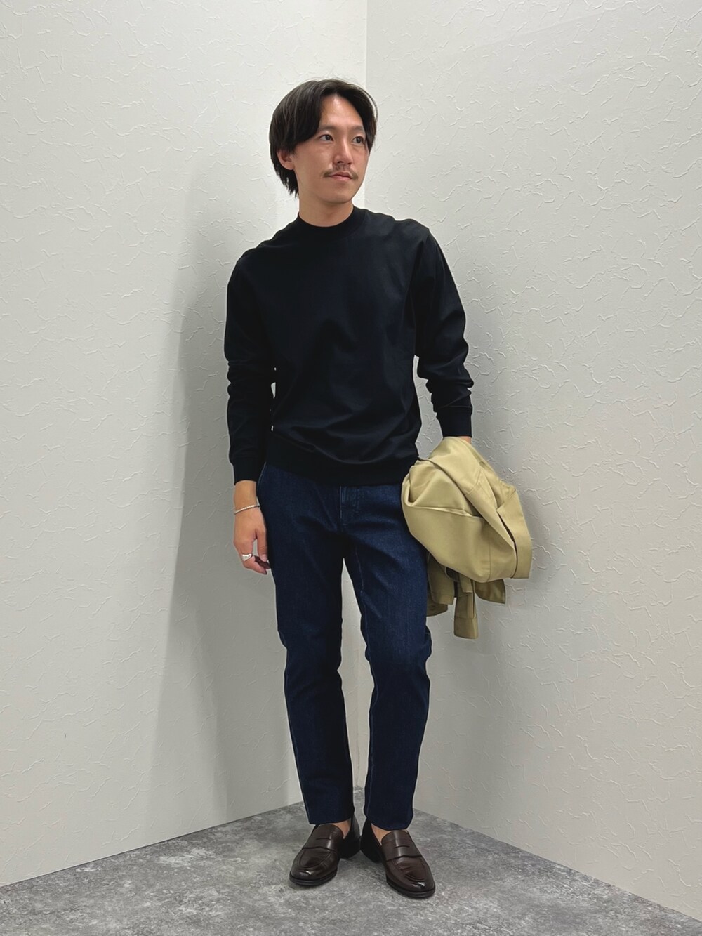 ベージュ系のシャツ/ブラウス、ブラック系のTシャツ/カットソー、ブルー系のデニムパンツを着用したメンズの夏コーディネートの4枚目の写真