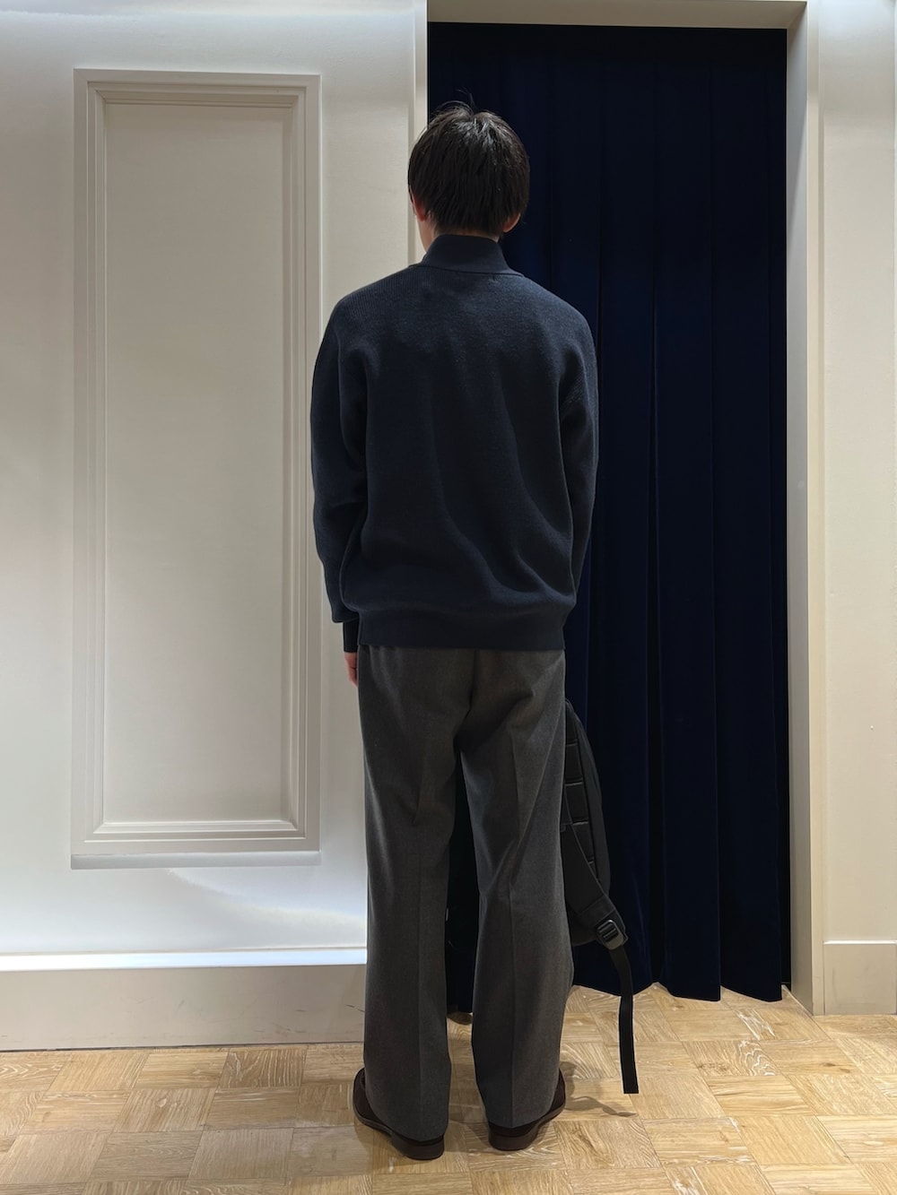 ブルー系のニット/セーター、ブルー系のネクタイ、ブラウン系のローファーを着用したメンズの冬コーディネートの4枚目の写真