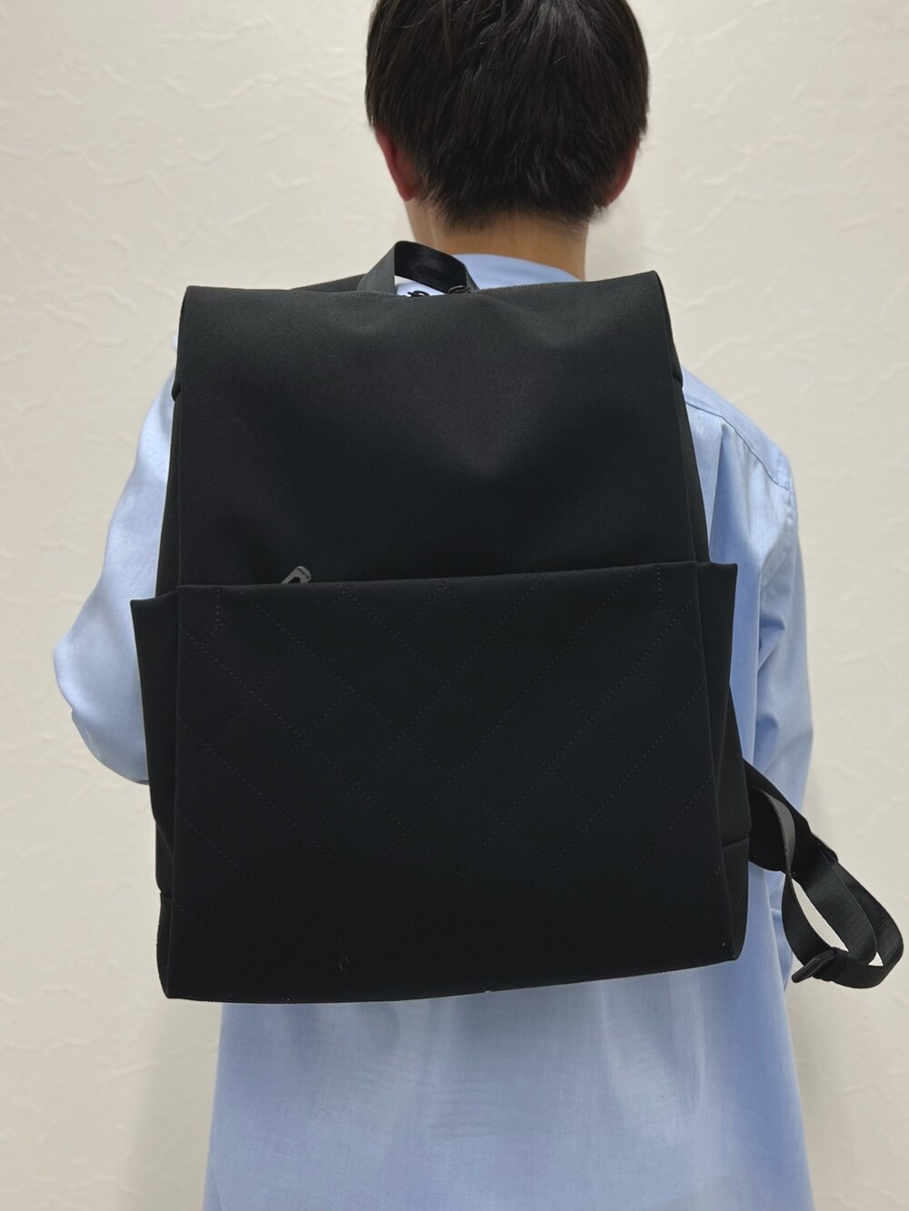 ブルー系のシャツ/ブラウス、ホワイト系のTシャツ/カットソー、ブルー系のその他パンツを着用したメンズの冬コーディネートの5枚目の写真