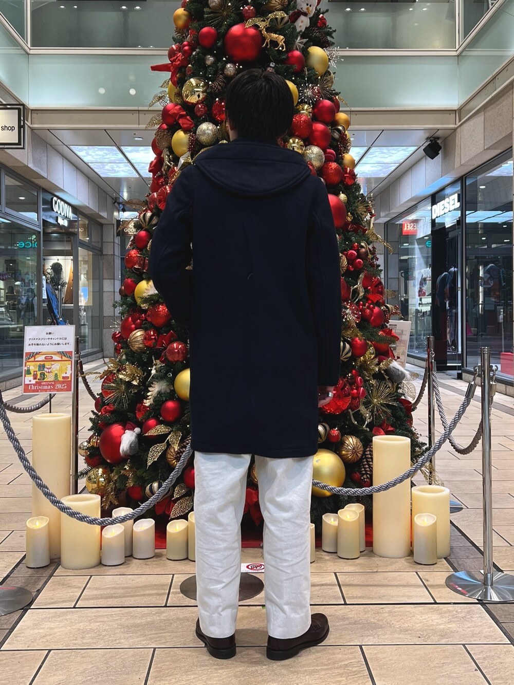 「レイヤードスタイル、冬アウター、チェック、休日スタイル、クリスマスに着たい服、ロングコート、お出かけコーデ、コート、マフラー、きれいめカジュアル、オトナカジュアル、ダッフルコート、お洒落さんとつながりたい、秋冬、おでかけコーデ」｜「LONDON TRADITIONの【LONDON TRADITION/ ロンドン トラディション】MARTIN SLIM LONG スリムロング ダッフルコート（ダッフルコート、ブルー系）」を使った、nishiokaさん（メンズ・169cm）の冬コーディネートの4枚目の写真