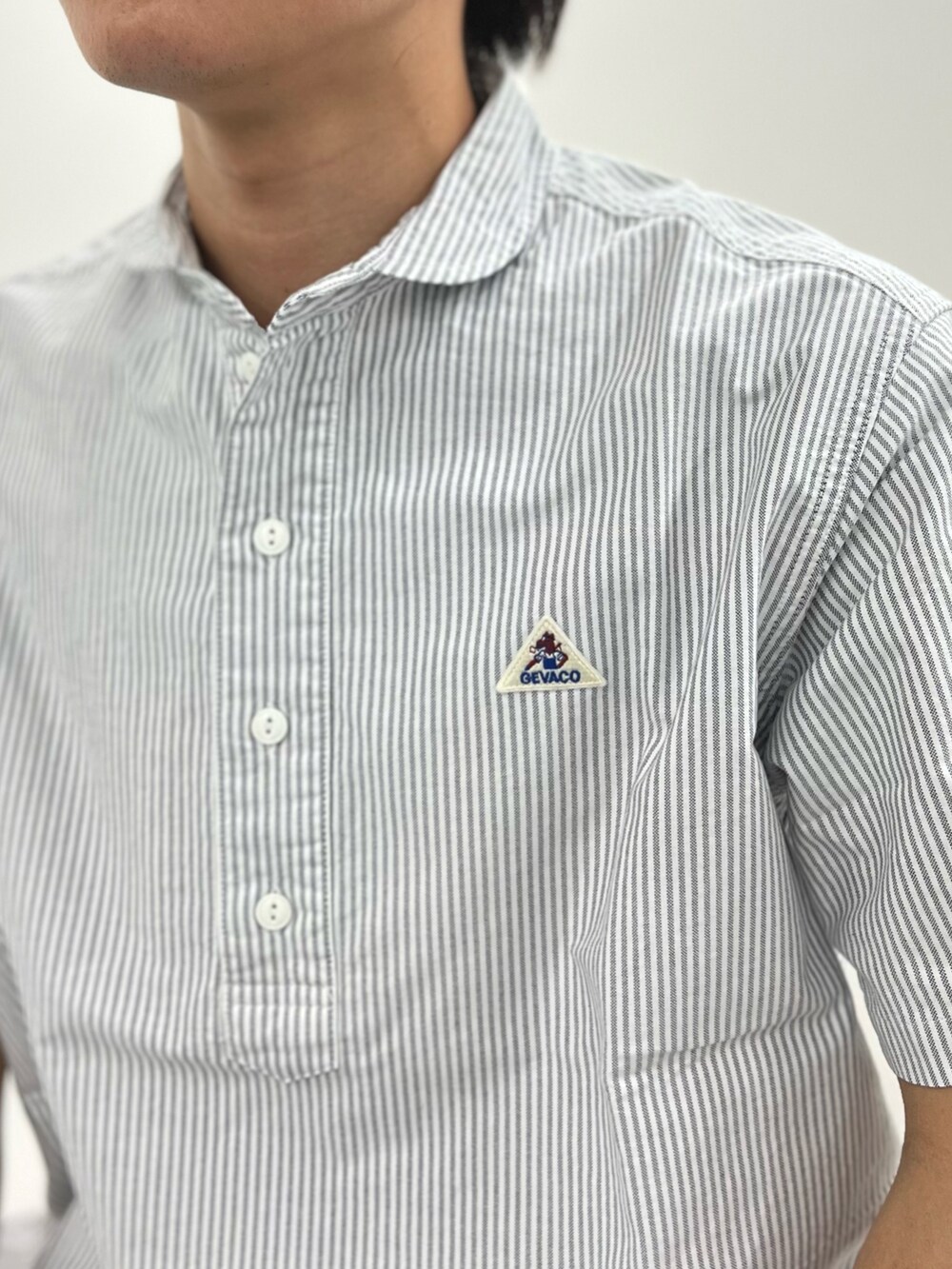 ブラック系のシャツ/ブラウス、グレー系のデニムパンツを着用したメンズの夏コーディネートの8枚目の写真