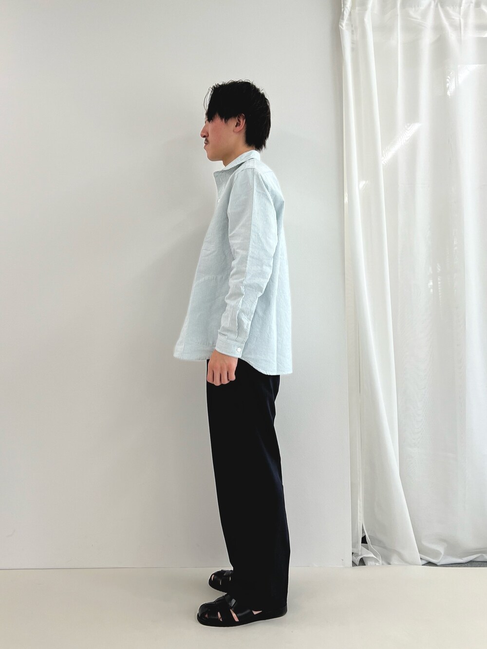 ブラック系のその他パンツ、グリーン系のシャツ/ブラウスを着用したメンズの春コーディネートの4枚目の写真