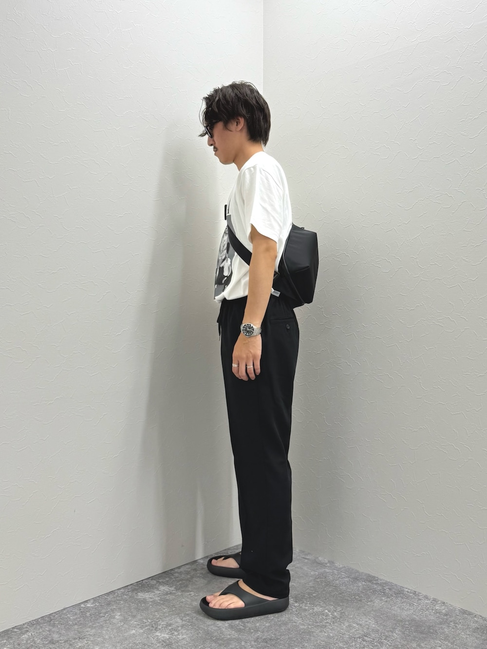 「サンダル、夏コーデ、白Tシャツ、サングラス、Tシャツ、ショルダーバッグ、ブラックコーデ、カジュアルコーデ、夏、お出かけコーデ、シンプルコーデ、モノトーン、モノトーンコーデ」|「GOOD ROCK SPEEDの【GOOD ROCK SPEED】別注 NIRVANA / ニルヴァーナ プリントTシャツ(Tシャツ/カットソー、ホワイト系)」を使った、nishiokaさん(メンズ・169cm)の夏コーディネートの5枚目の写真