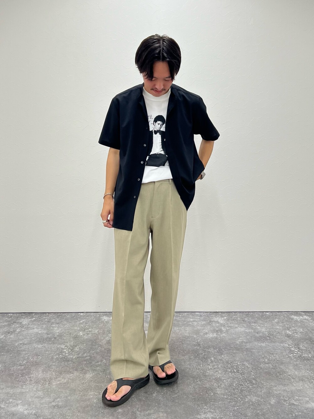 ホワイト系のTシャツ/カットソー、ブラック系のシャツ/ブラウス、ブラック系のサンダルを着用したメンズの夏コーディネートの2枚目の写真