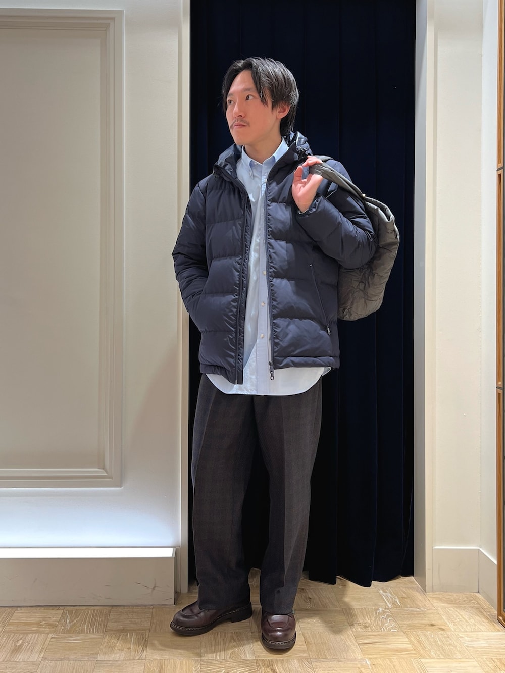 ブルー系のダウンジャケット/コート、ブルー系のシャツ/ブラウス、グレー系のトートバッグを着用したメンズの冬コーディネートの2枚目の写真