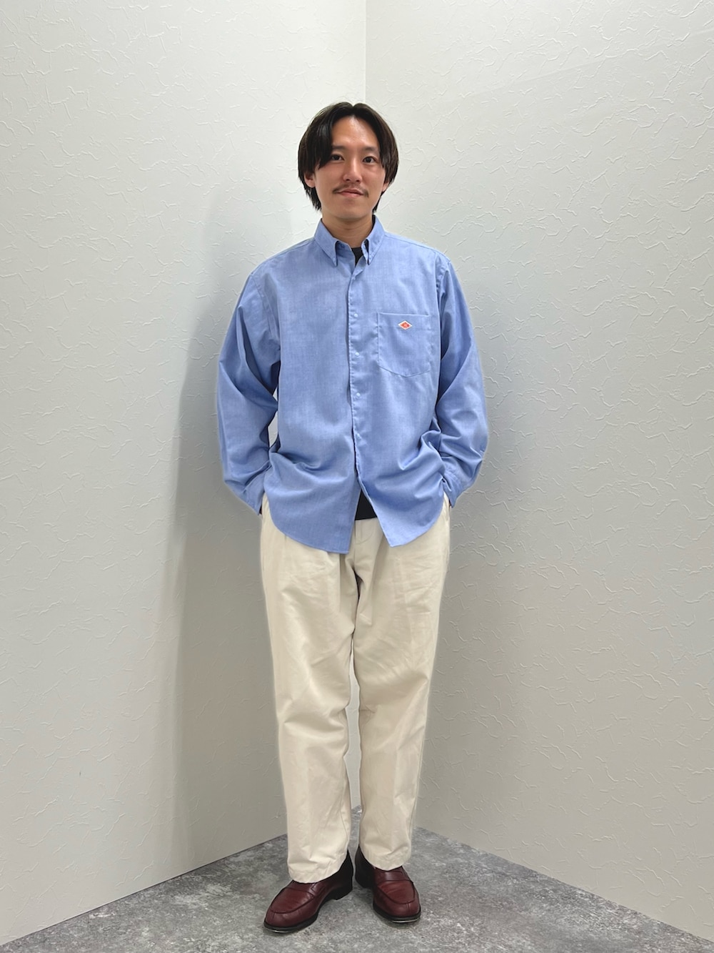 ブルー系のシャツ/ブラウス、グレー系のTシャツ/カットソー、ブラウン系のローファーを着用したメンズの夏コーディネートの2枚目の写真