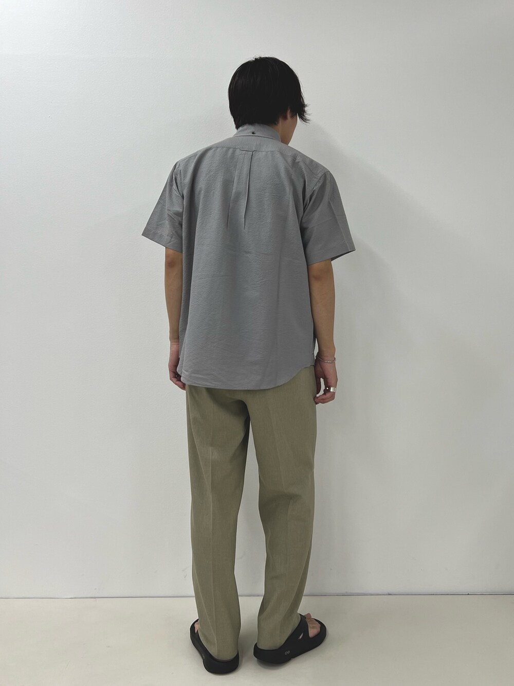 ベージュ系のシャツ/ブラウス、ブラック系のTシャツ/カットソー、ブラック系のサンダルを着用したメンズの夏コーディネートの4枚目の写真