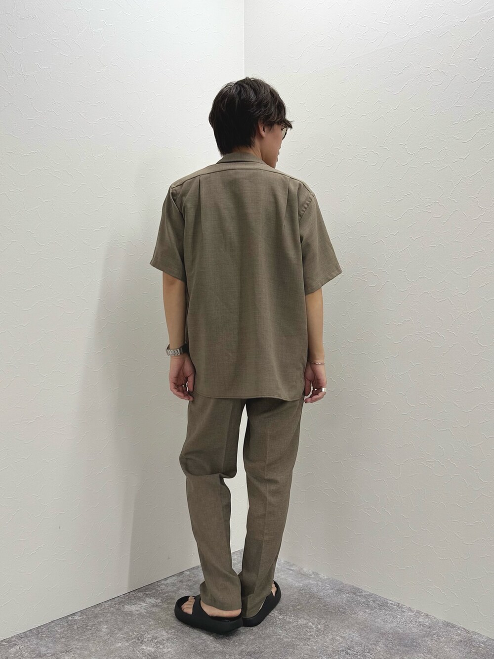 ベージュ系のシャツ/ブラウス、グレー系のTシャツ/カットソー、ベージュ系のその他パンツを着用したメンズの夏コーディネートの6枚目の写真