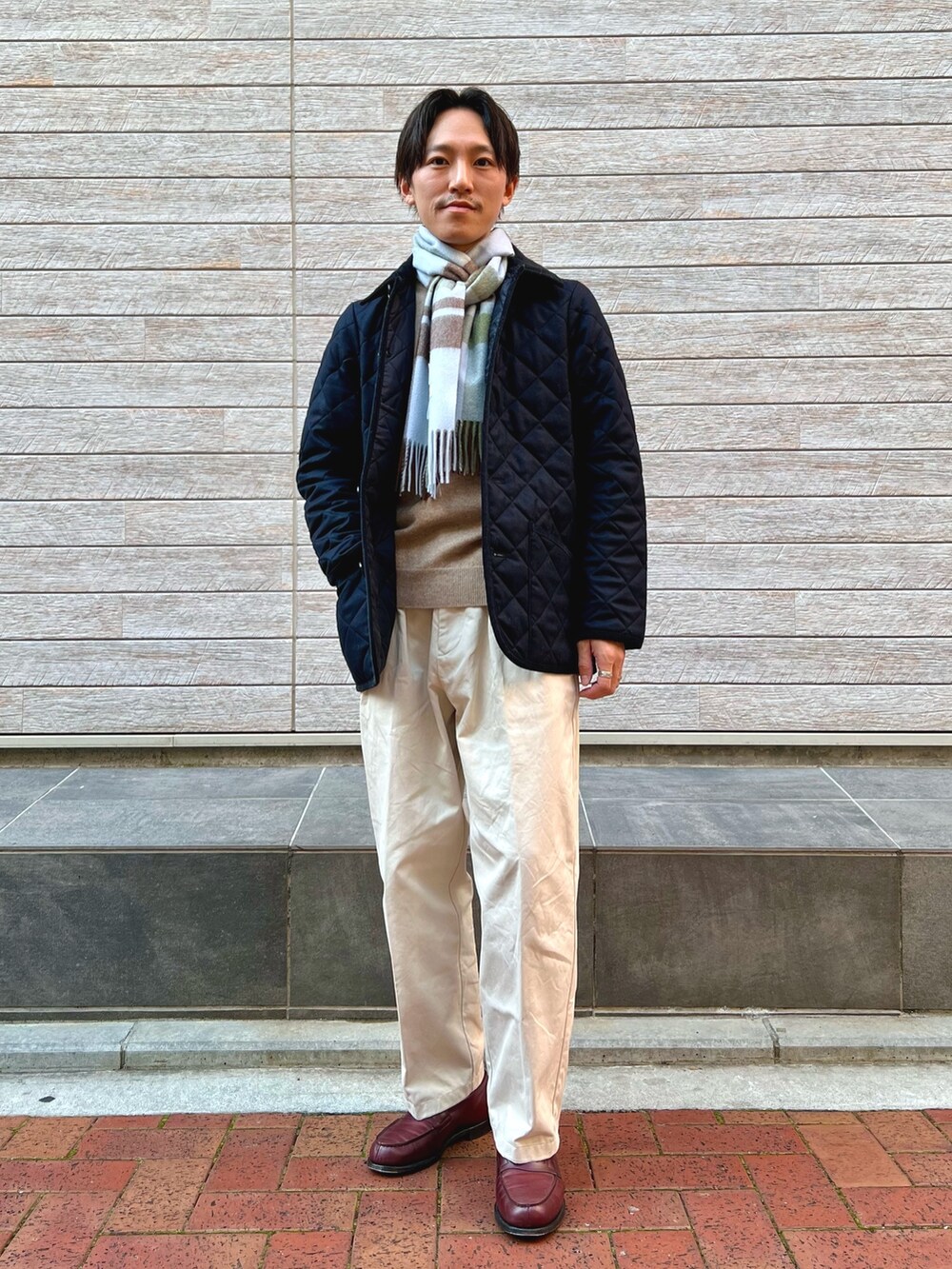 「冬アウター、チェック、休日スタイル、お出かけコーデ、マフラー、きれいめカジュアル、おでかけコーデ、ニット、秋冬、冬コーデ、キルティング、カジュアル、カジュアルコーデ、ローファー」｜「Traditional Weatherwearの【WEB限定】【Traditional WeatherWear】WAVERLY TWW WOOL  ウールサキソニー キルティングジャケット（ブルゾン、ブルー系）」を使った、nishiokaさん（メンズ・169cm）の冬コーディネートの2枚目の写真