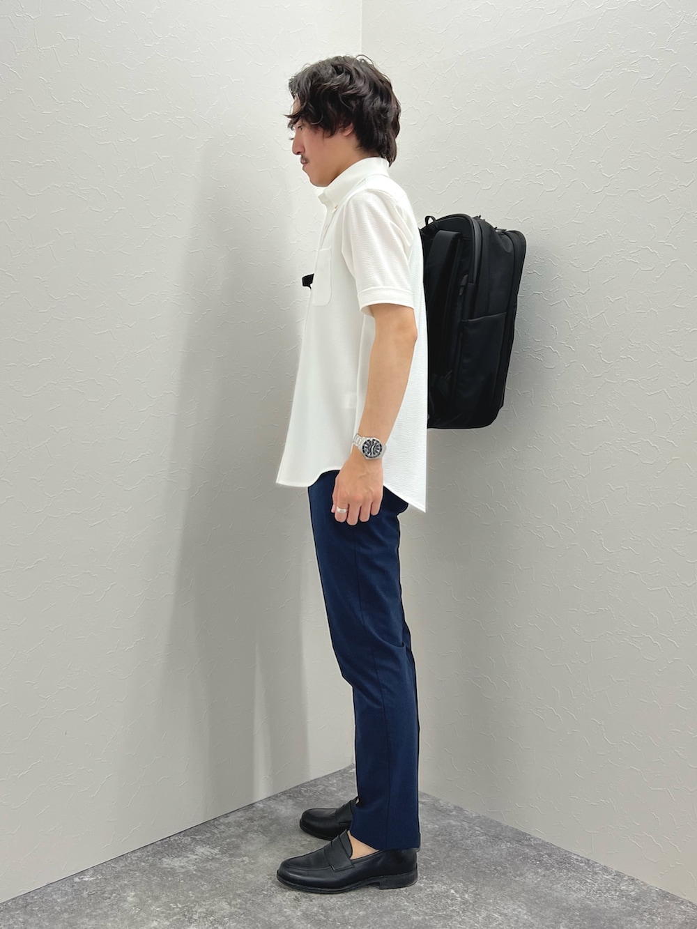 ホワイト系のシャツ/ブラウス、ブルー系のその他パンツ、ブラック系のバックパック/リュックを着用したメンズの春コーディネートの7枚目の写真