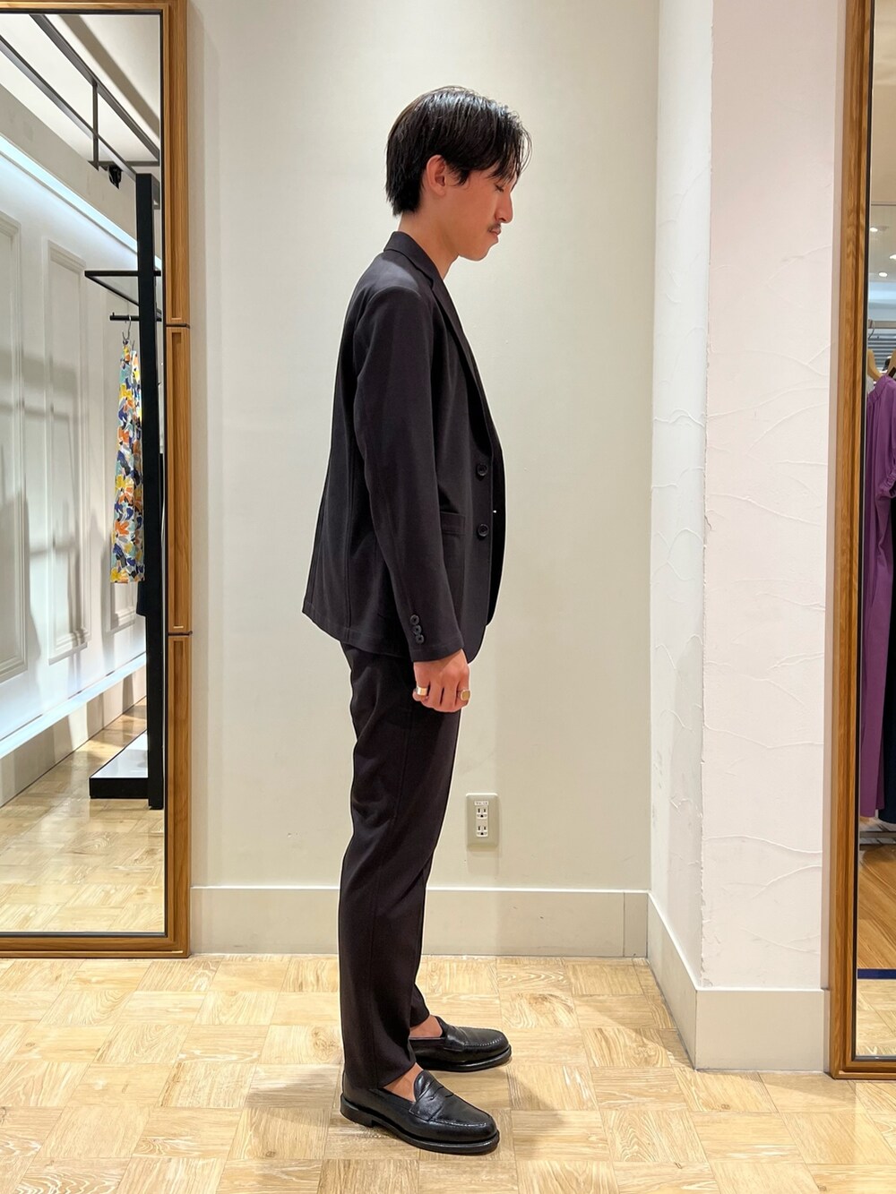 ブラウン系のテーラードジャケット、ブラウン系のその他パンツを着用したメンズの夏コーディネートの4枚目の写真